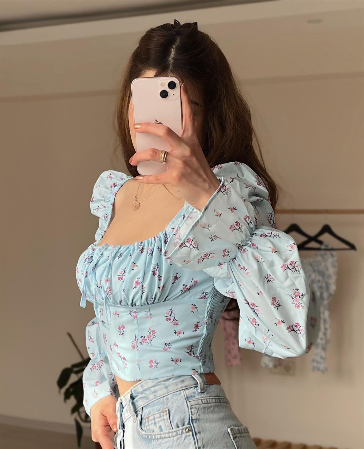 Çiçek Desen Büzgülü Crop Bluz Mavi