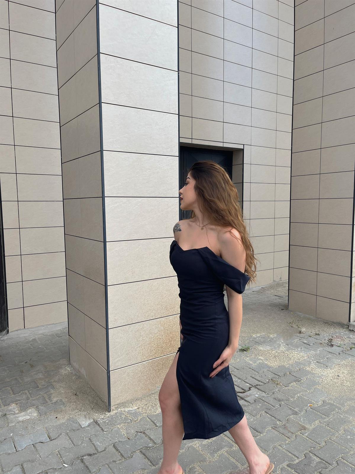 Classy Düşük Omuz Yırtmaçlı Midi Elbisesi
