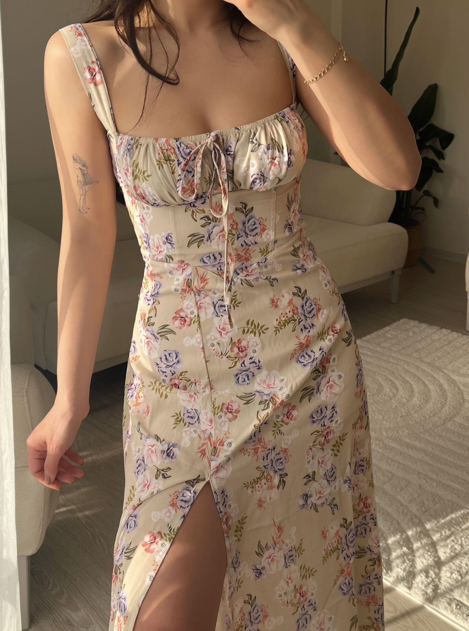 Madison Çiçek Desen Sırt Detay Midi Yırtmaçlı Yağ Yeşili Elbise