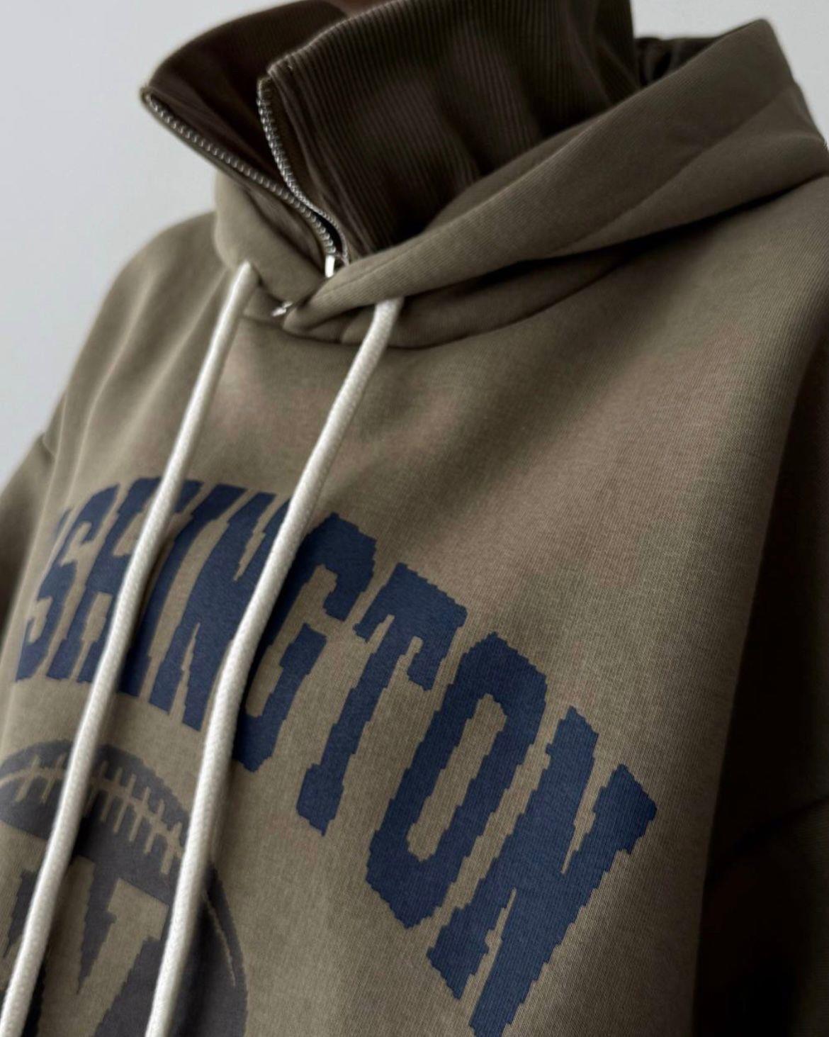 Washington Dik Yaka Detaylı Önü Baskılı Kapüşonlu Sweatshirt Haki