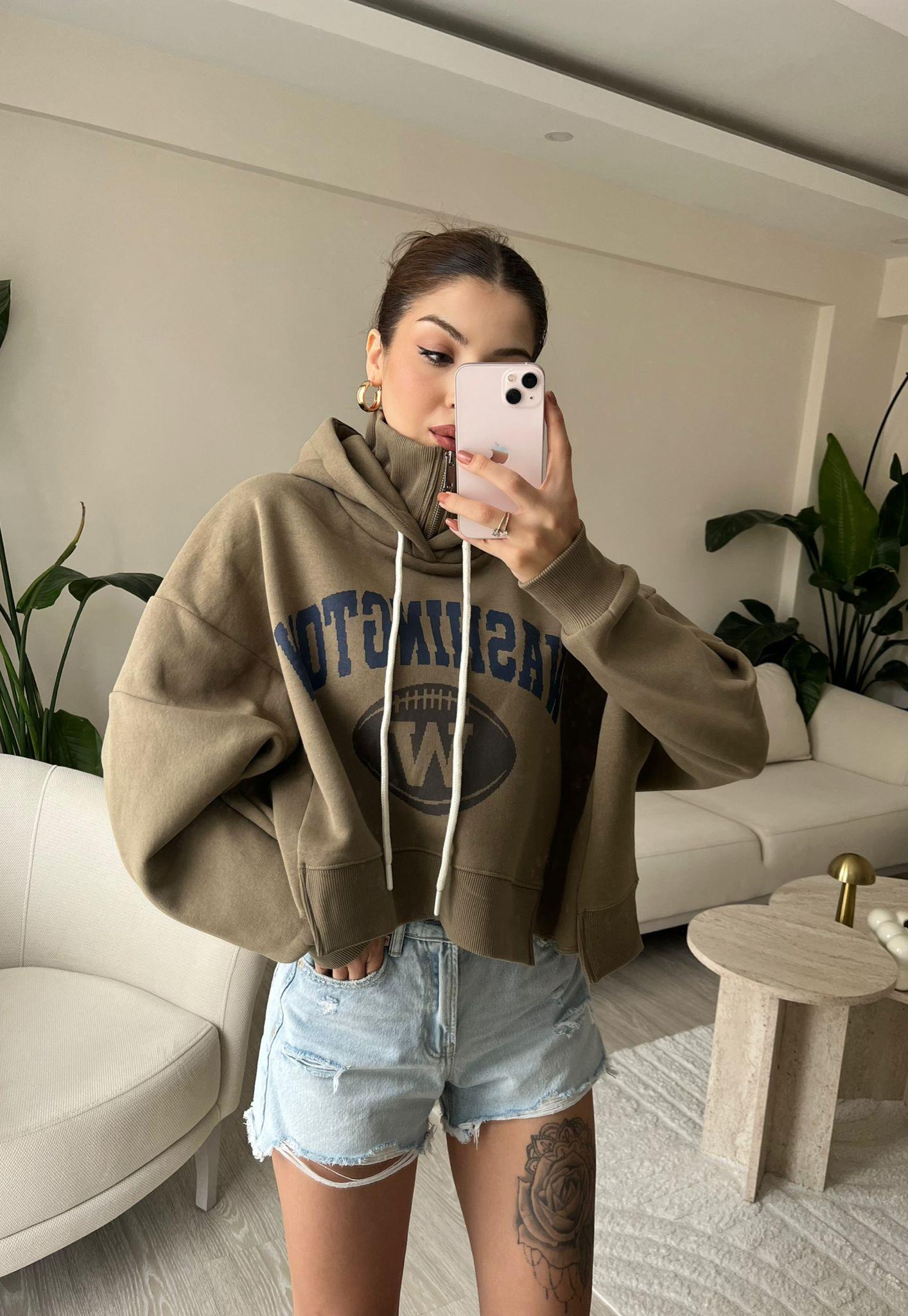 Washington Dik Yaka Detaylı Önü Baskılı Kapüşonlu Sweatshirt Haki