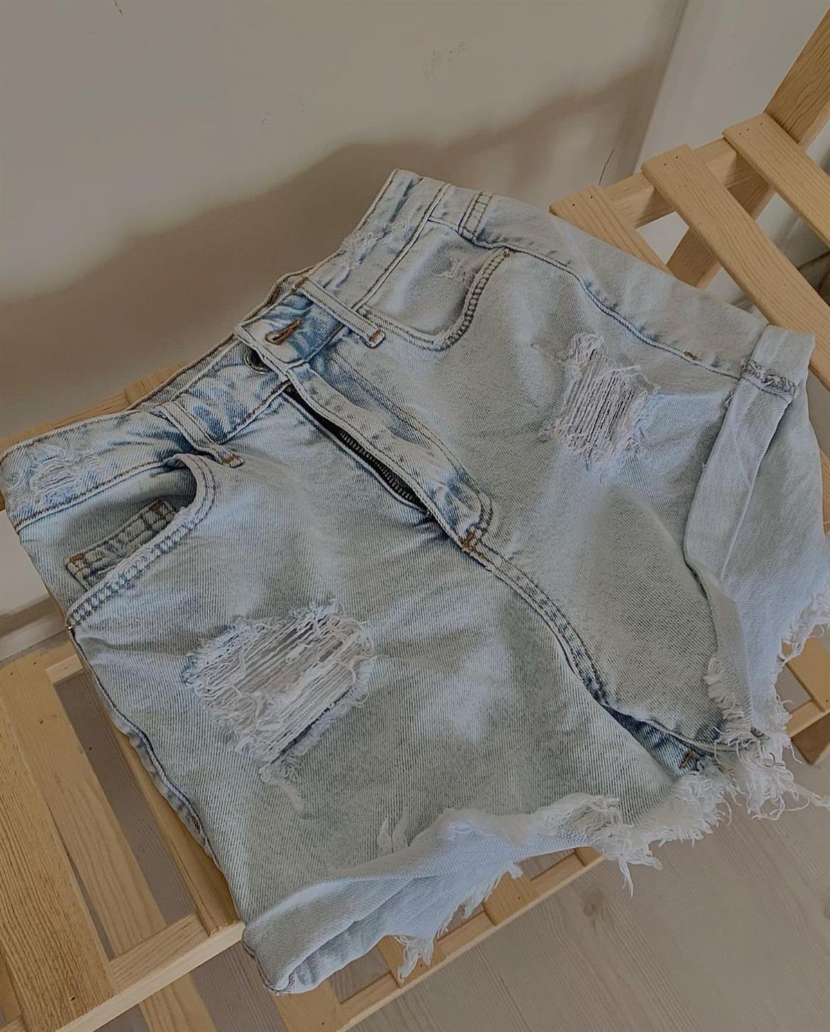 Yırtık ve Katlama Detay Denim Şort