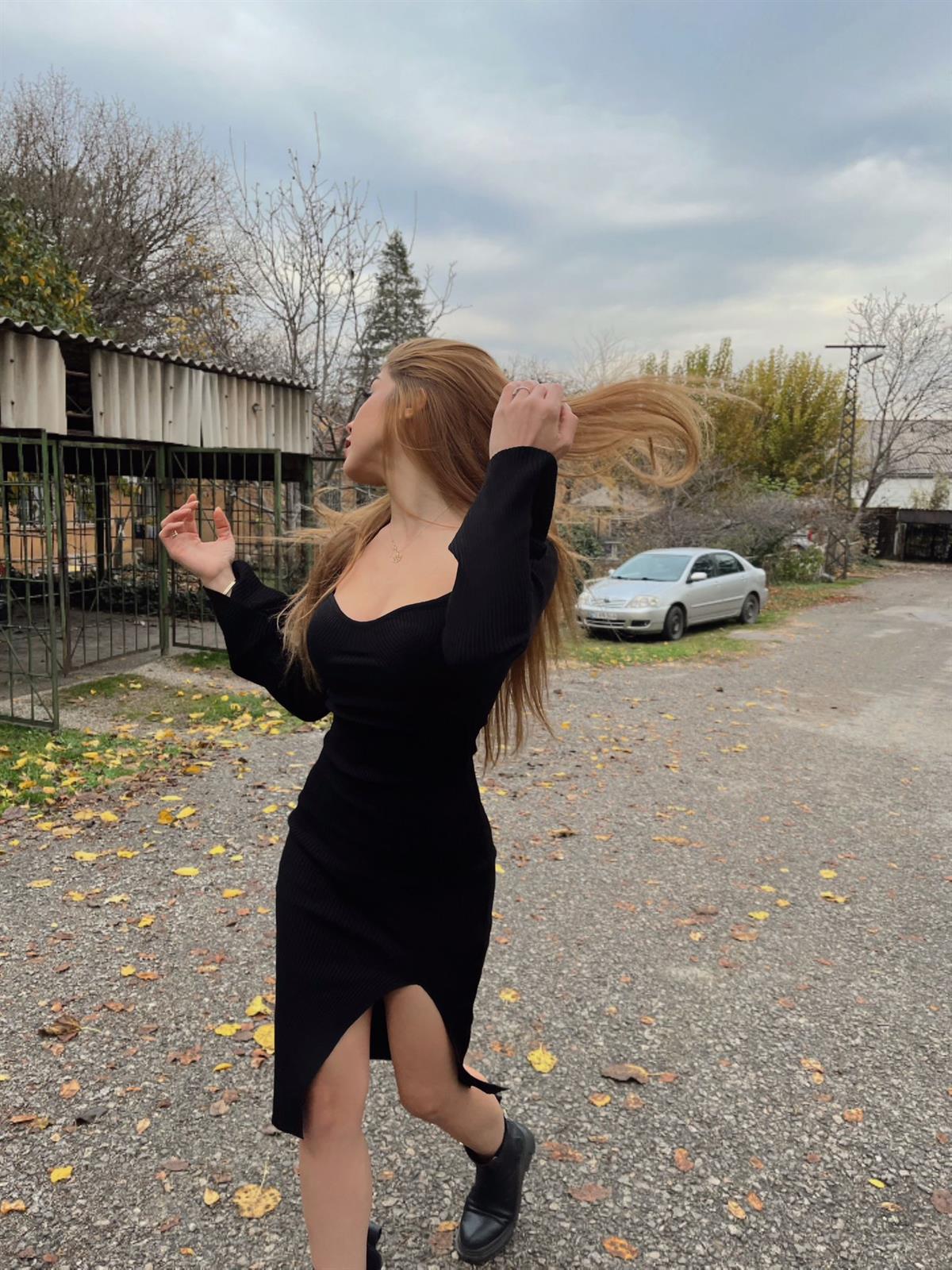 Yırtmaçlı Kalp Yaka Siyah Triko Elbise