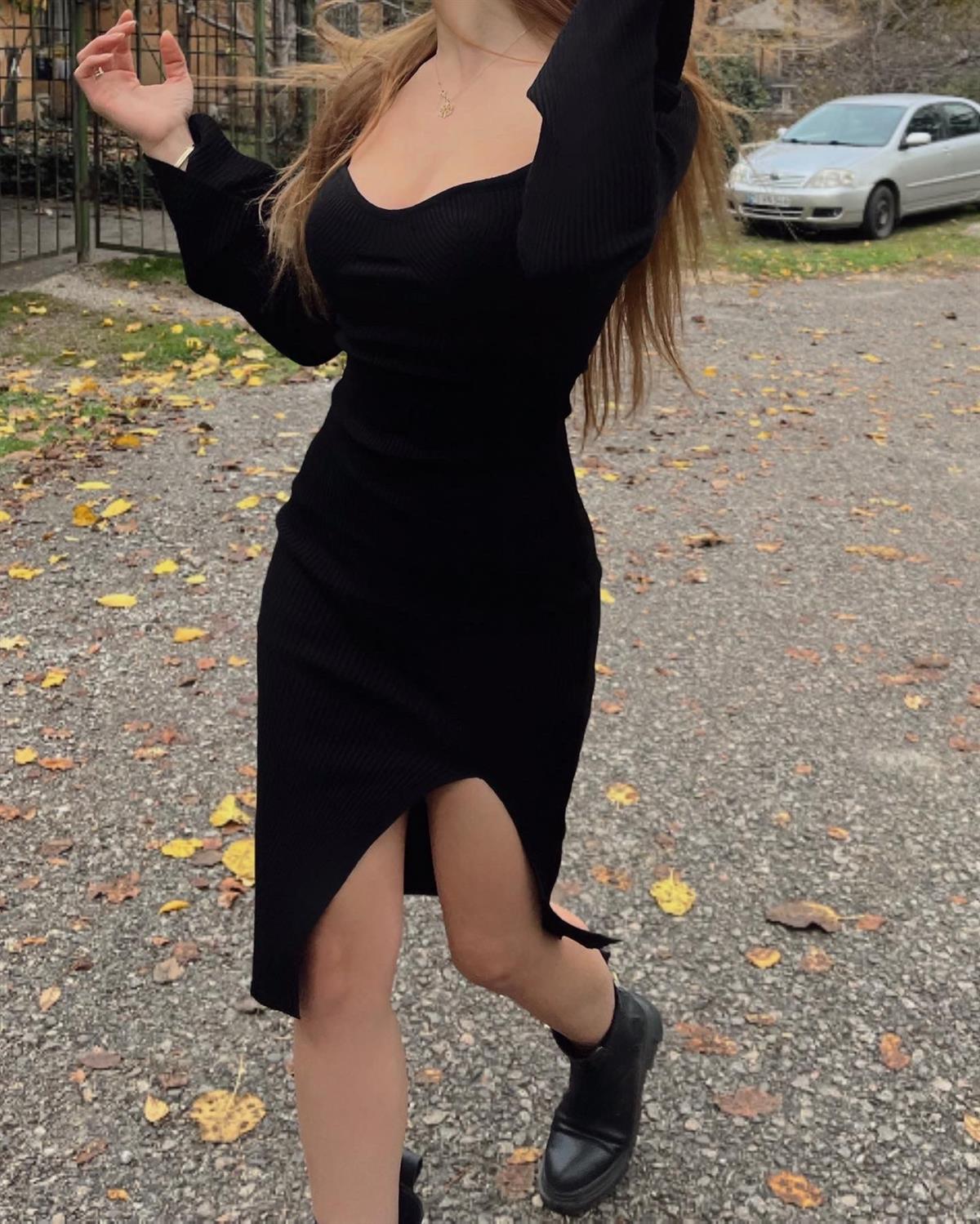 Yırtmaçlı Kalp Yaka Siyah Triko Elbise