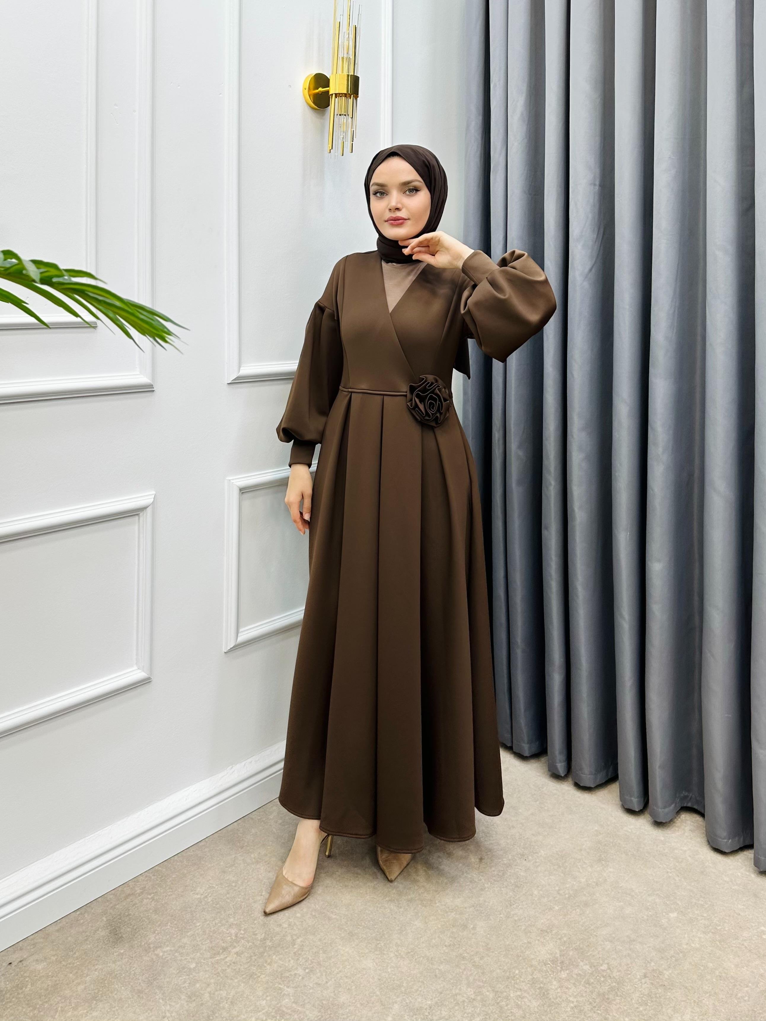 ÇİÇEK AKSESUAR DETAYLI SCUBA ELBİSE KAHVE