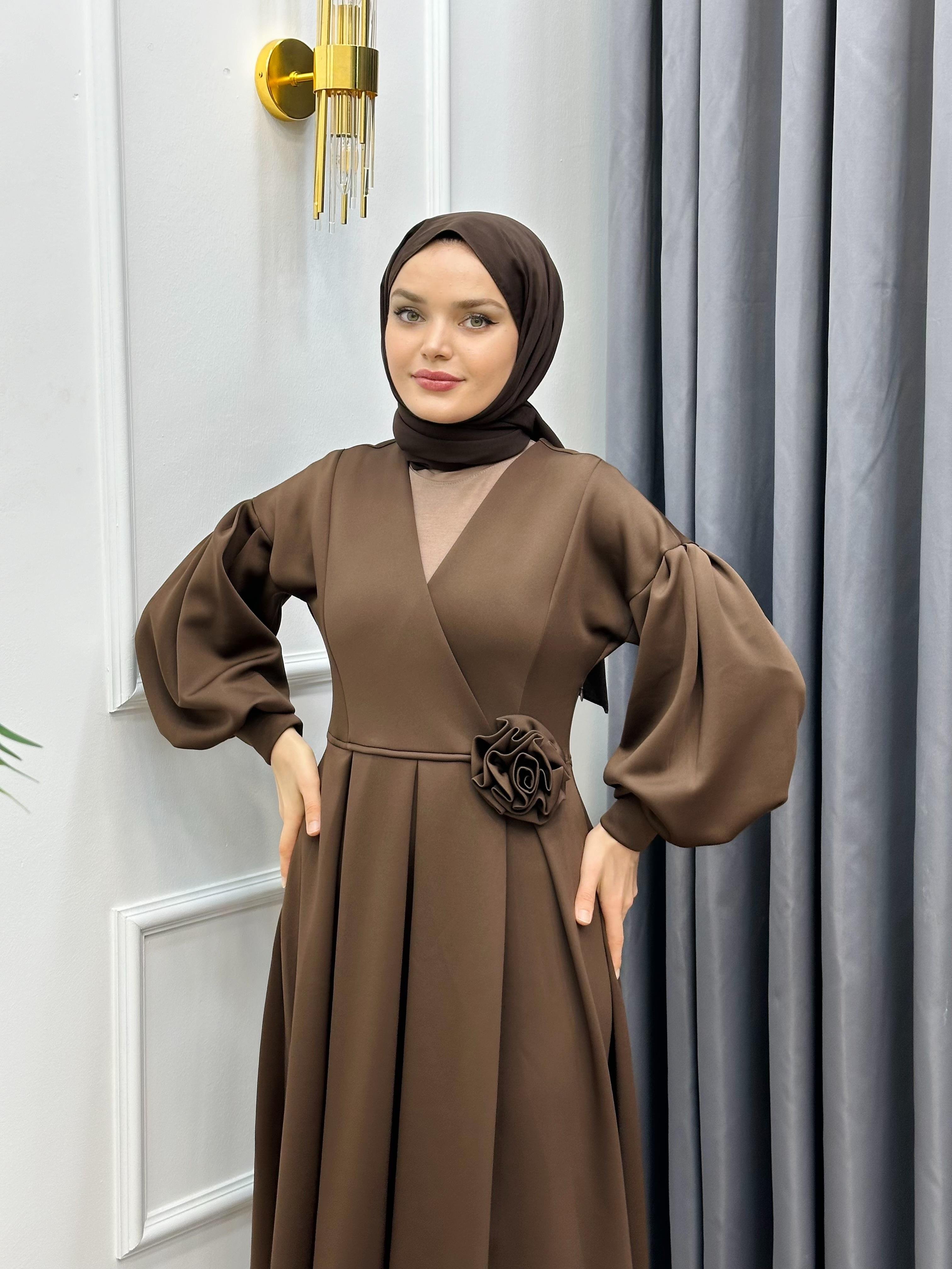 ÇİÇEK AKSESUAR DETAYLI SCUBA ELBİSE KAHVE