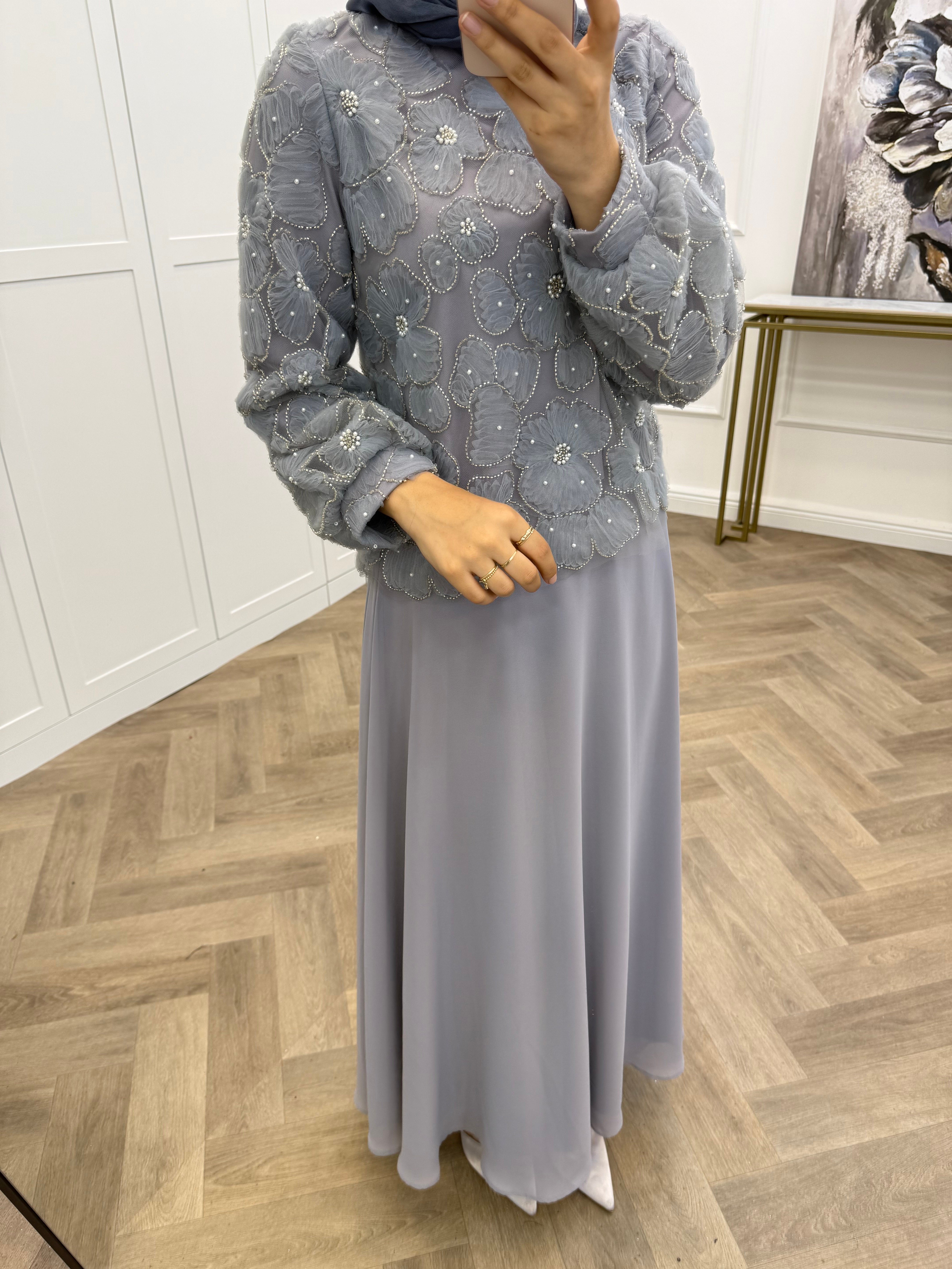ÇİÇEK DETAYLI ETEKLİ TAKIM GRİ