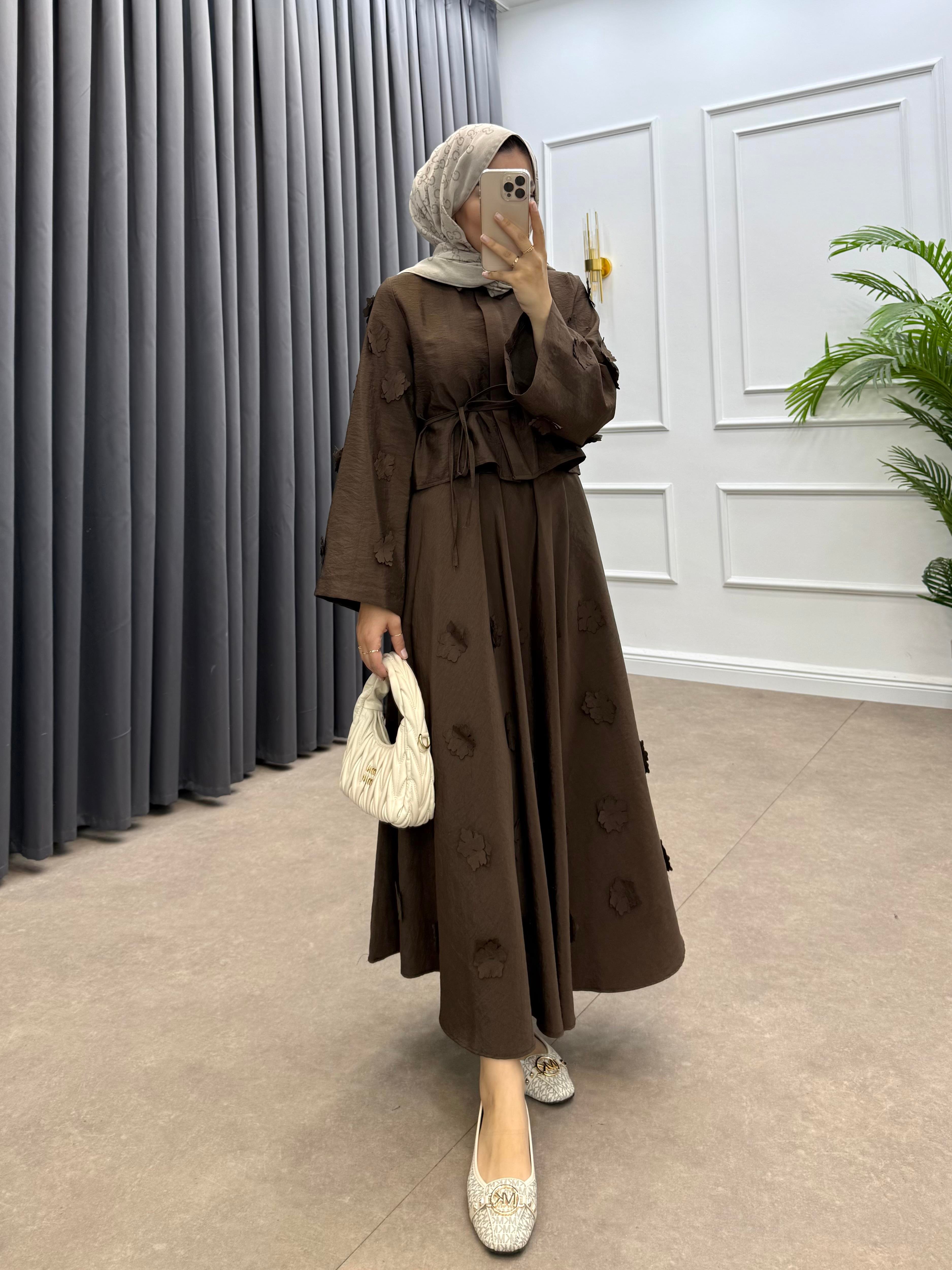 ÇİÇEK DETAYLI ETEKLİ TAKIM KAHVE