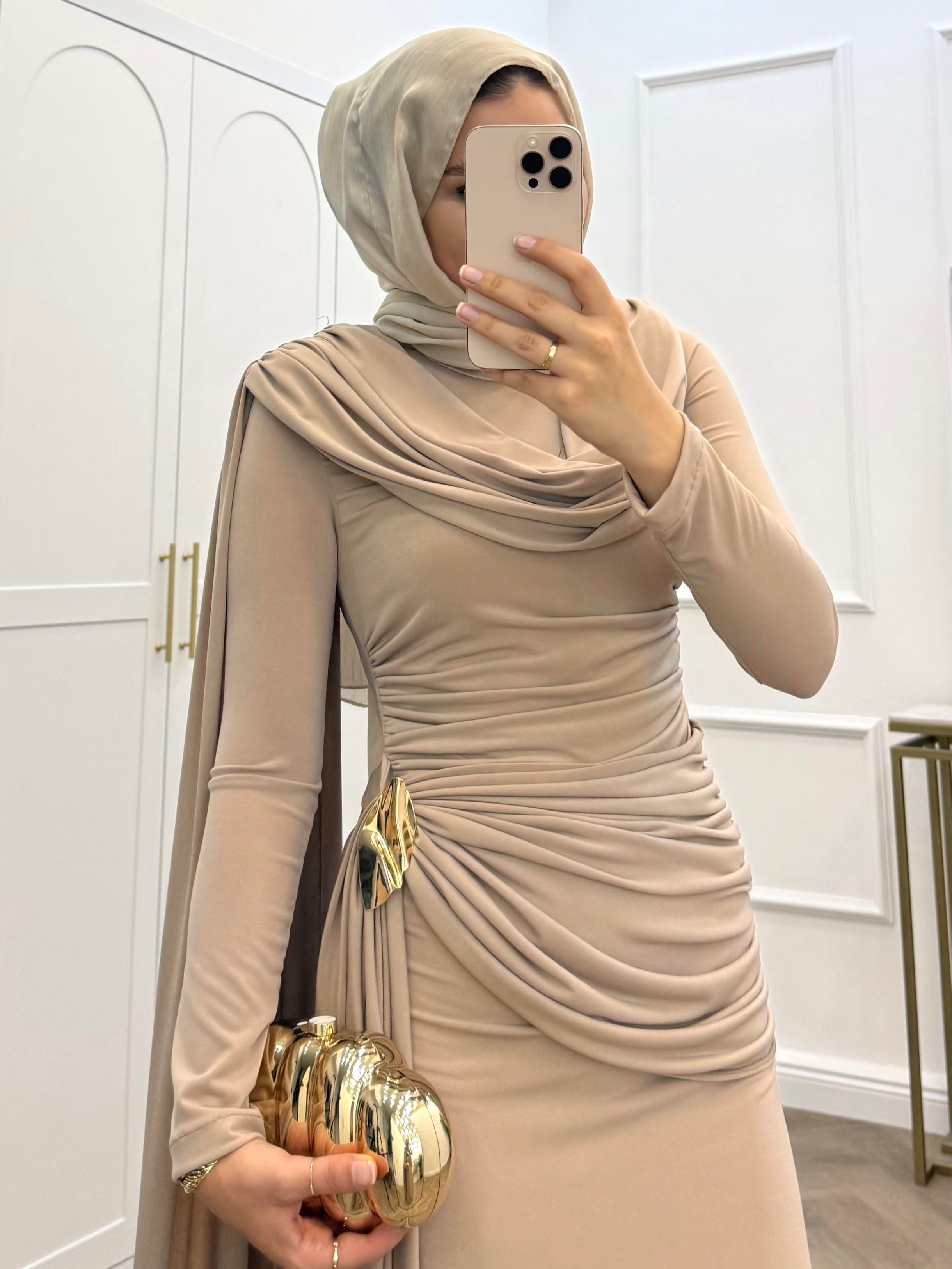 DEGAJE YAKA KUYRUKLU SANDY ELBİSE BEJ