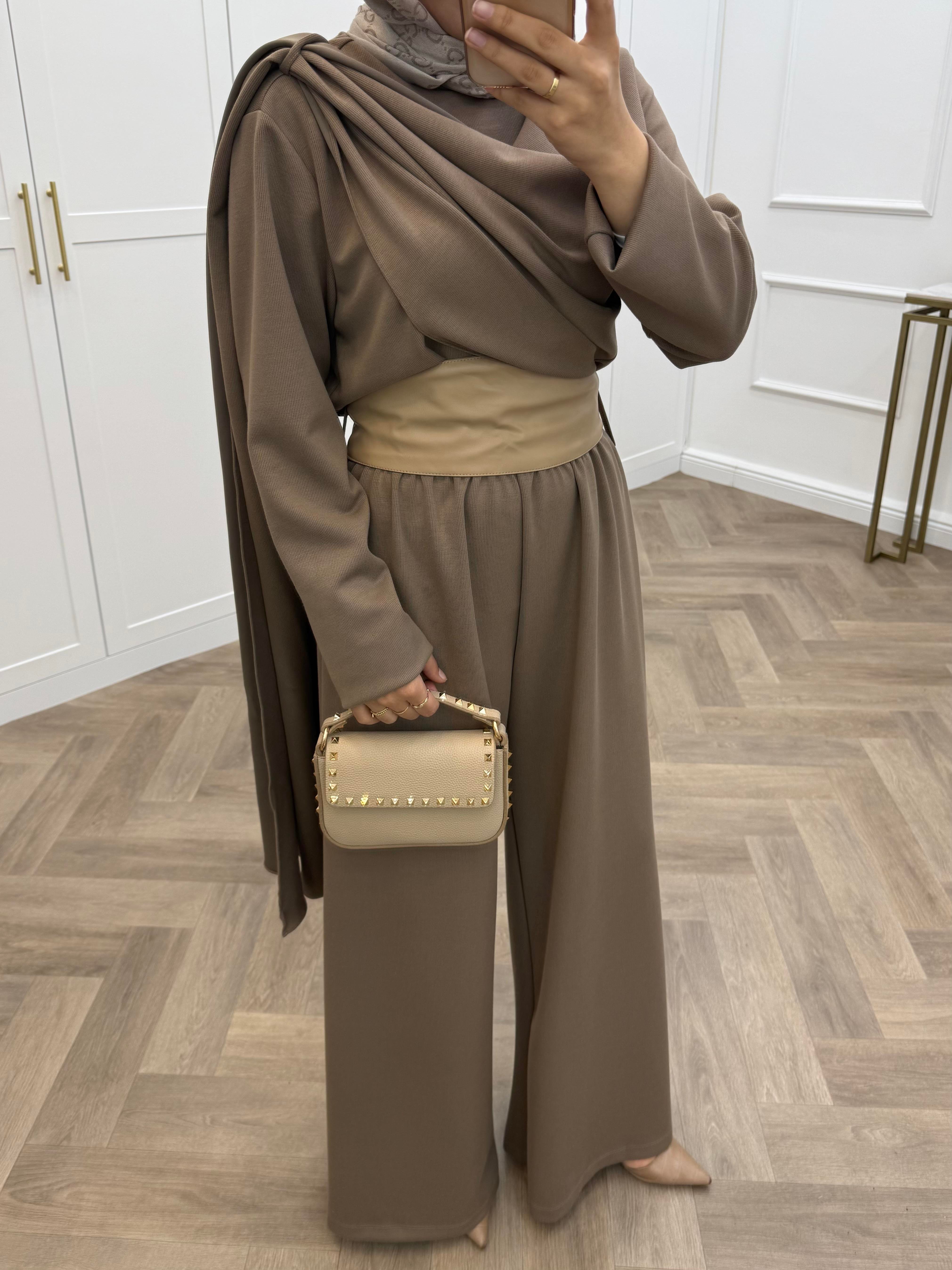 DERİ KEMERLİ PANTOLONLU TAKIM VİZON