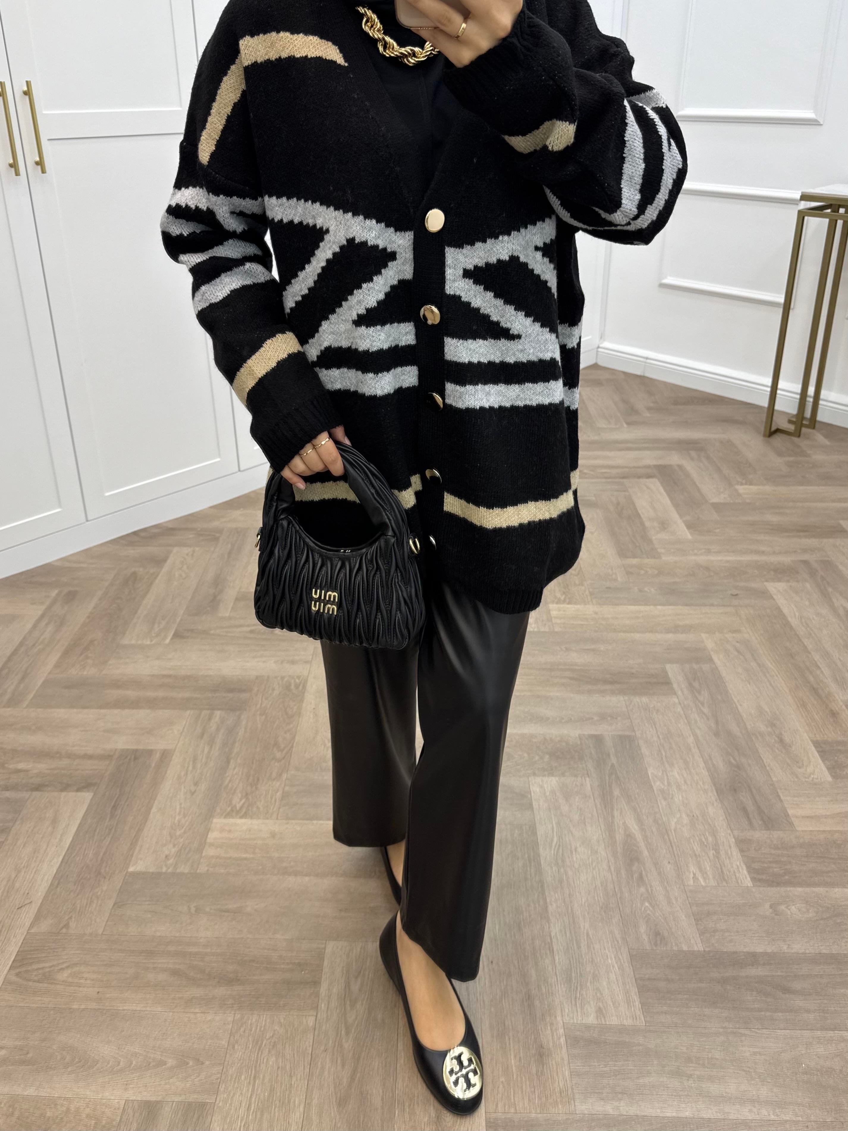 DESENLİ YUMOŞ HIRKA SİYAH