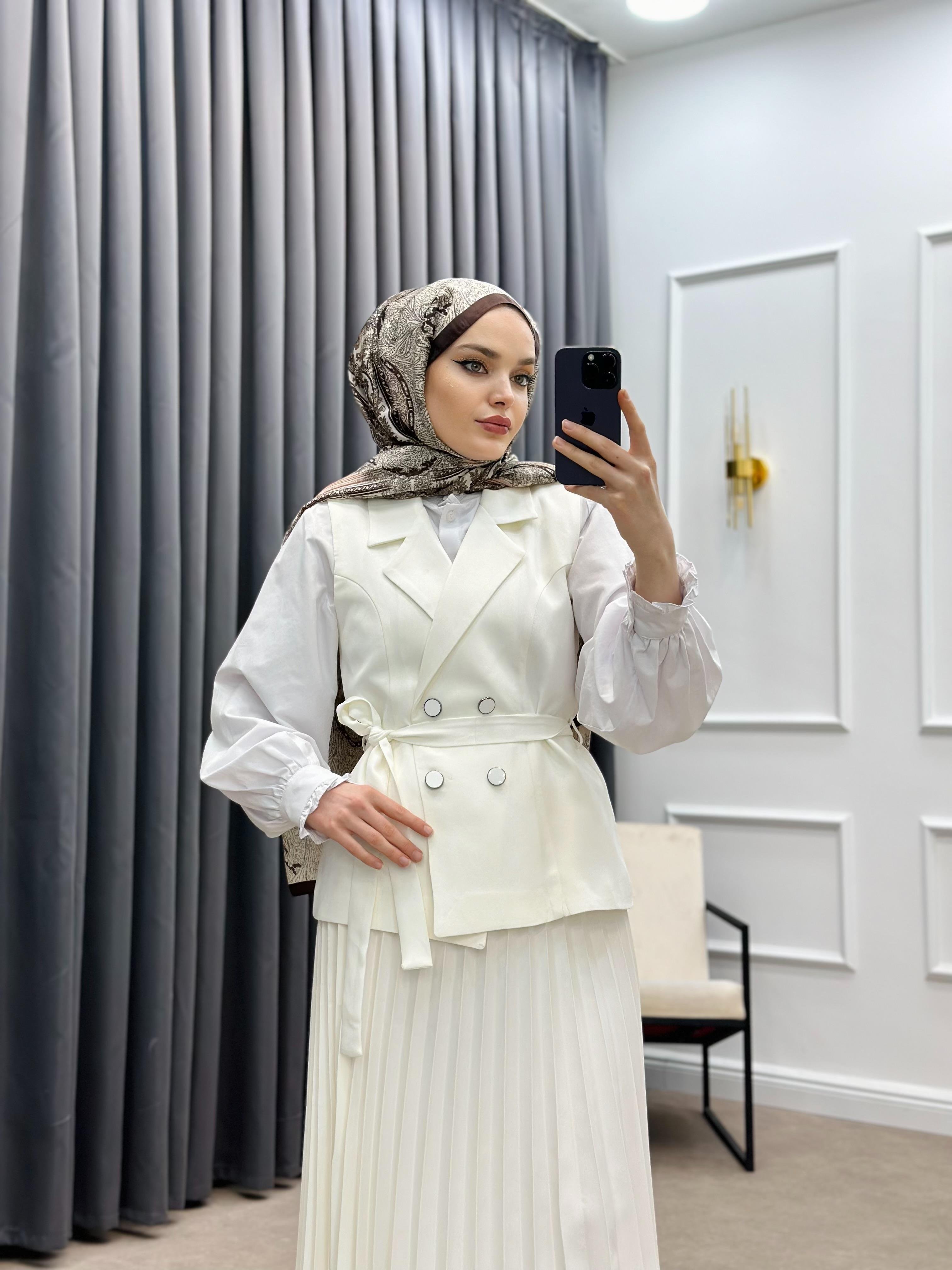 DÖRT DÜĞMELİ YELEKLİ ETEKLİ TAKIM BEYAZ