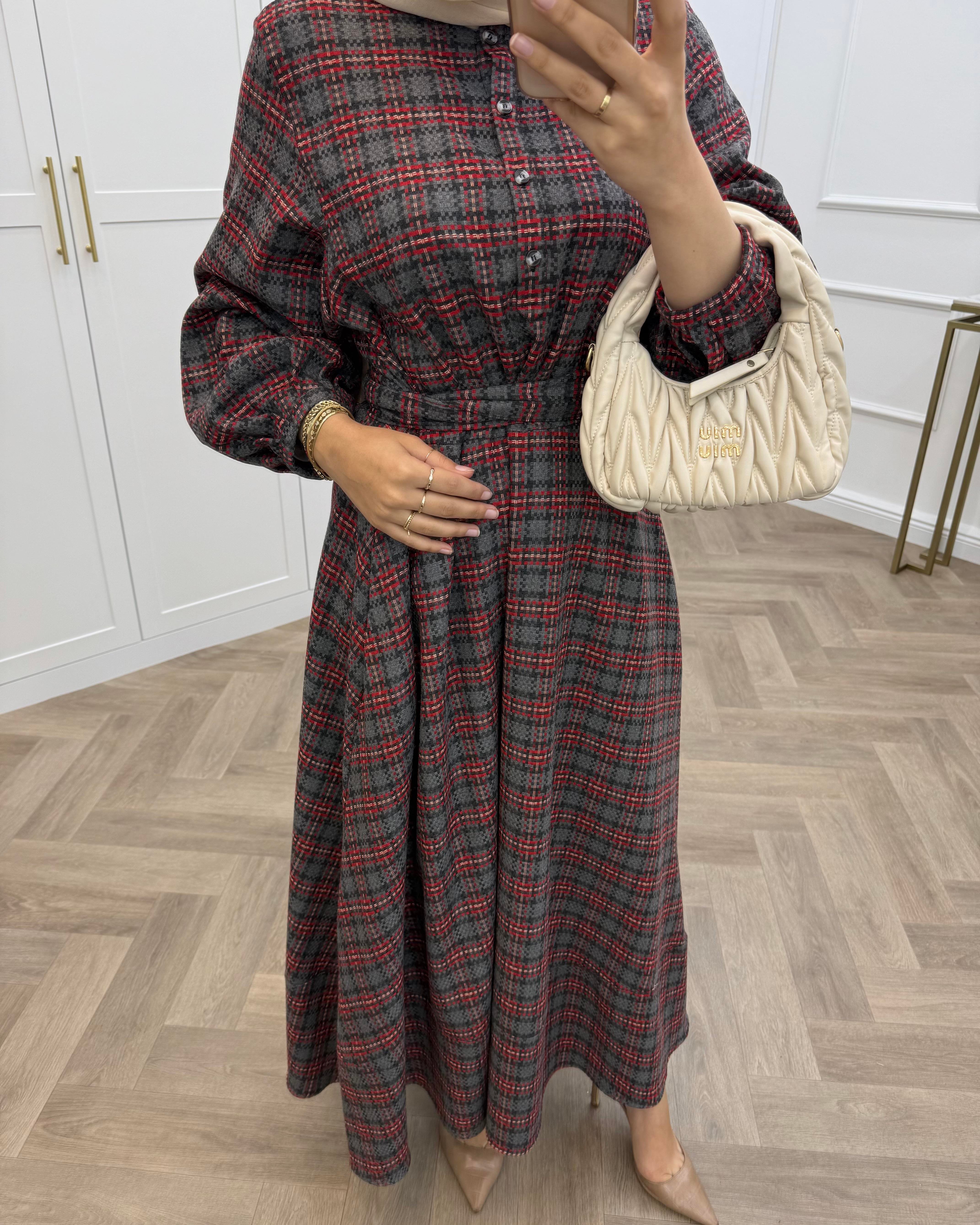 EKOSE DESENLİ BELDEN BAĞLAMALI ELBİSE KIRMIZI