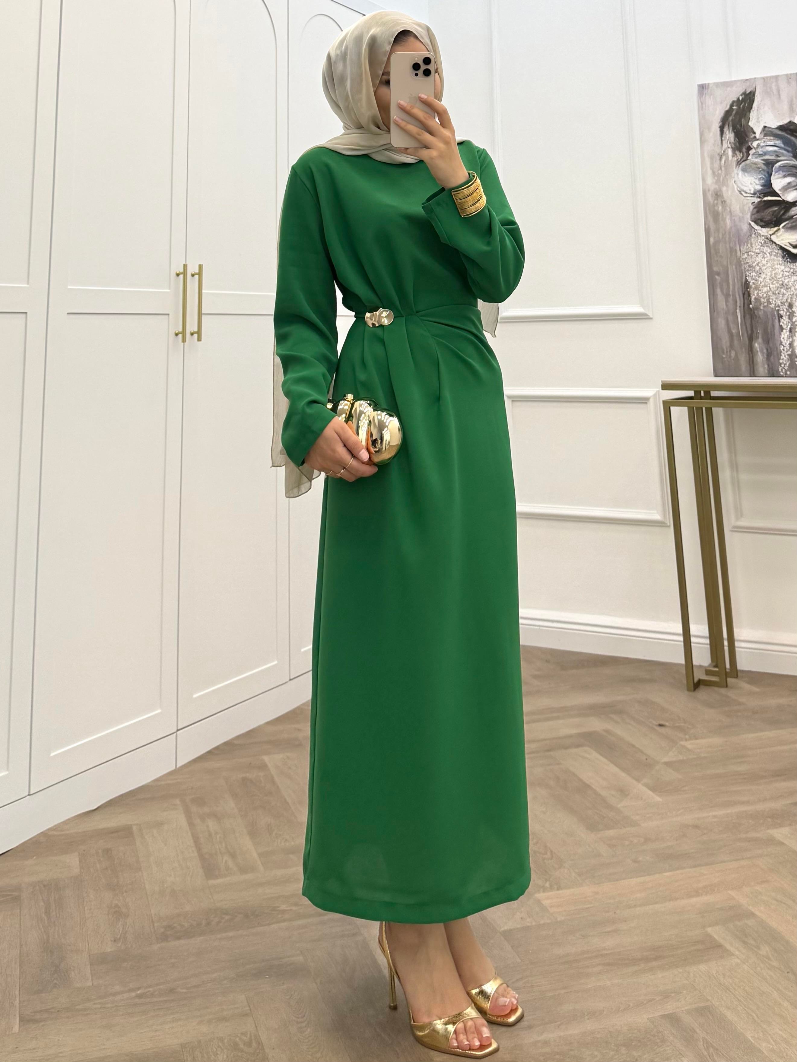 GOLD AKSESUAR DETAYLI KREP ELBİSE YEŞİL