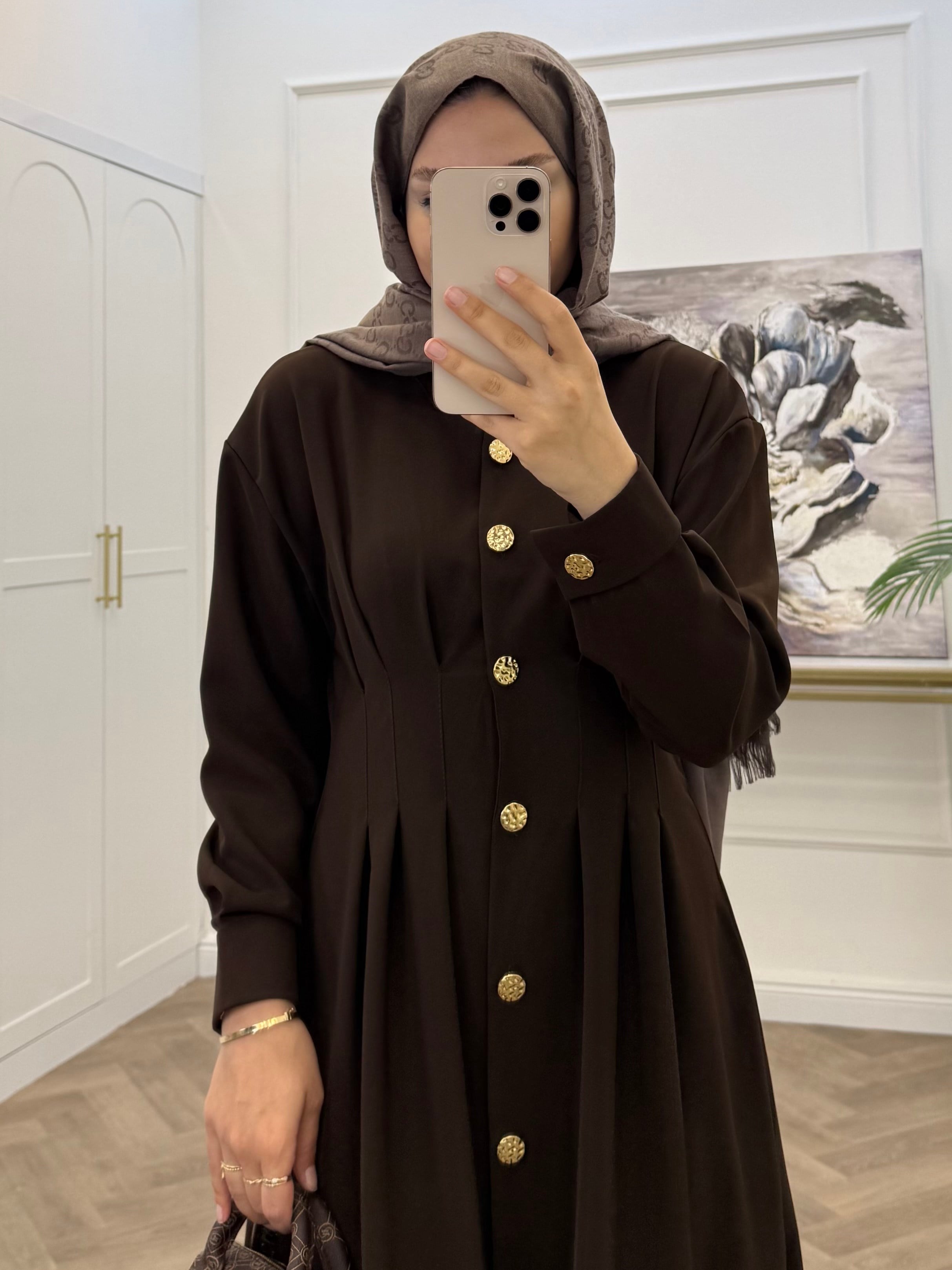 GOLD DÜĞMELİ KREP ELBİSE KAHVE
