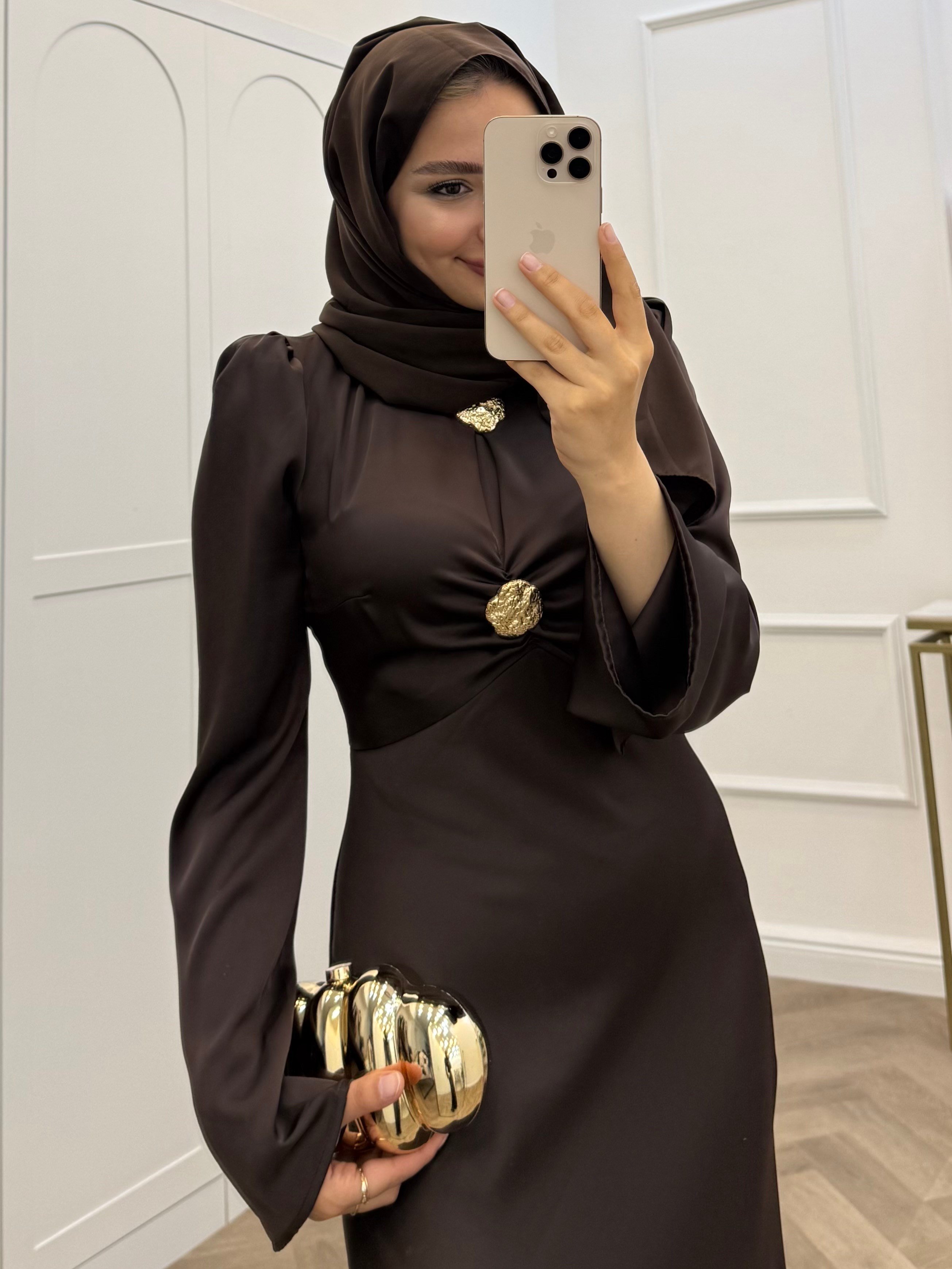 GOLD DÜĞMELİ SATEN ELBİSE KAHVE
