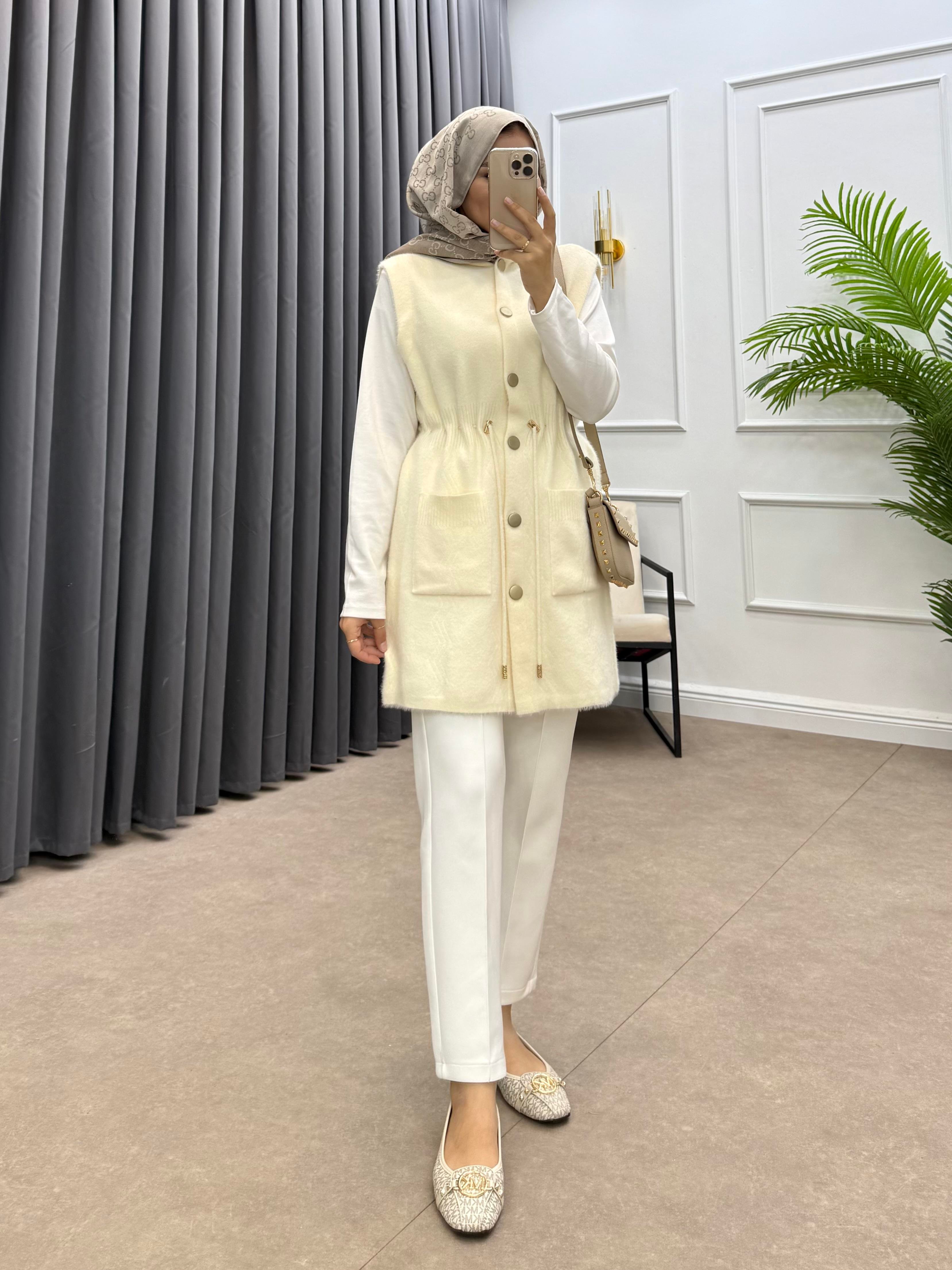 GOLD DÜĞMELİ YÜN YELEK KREM