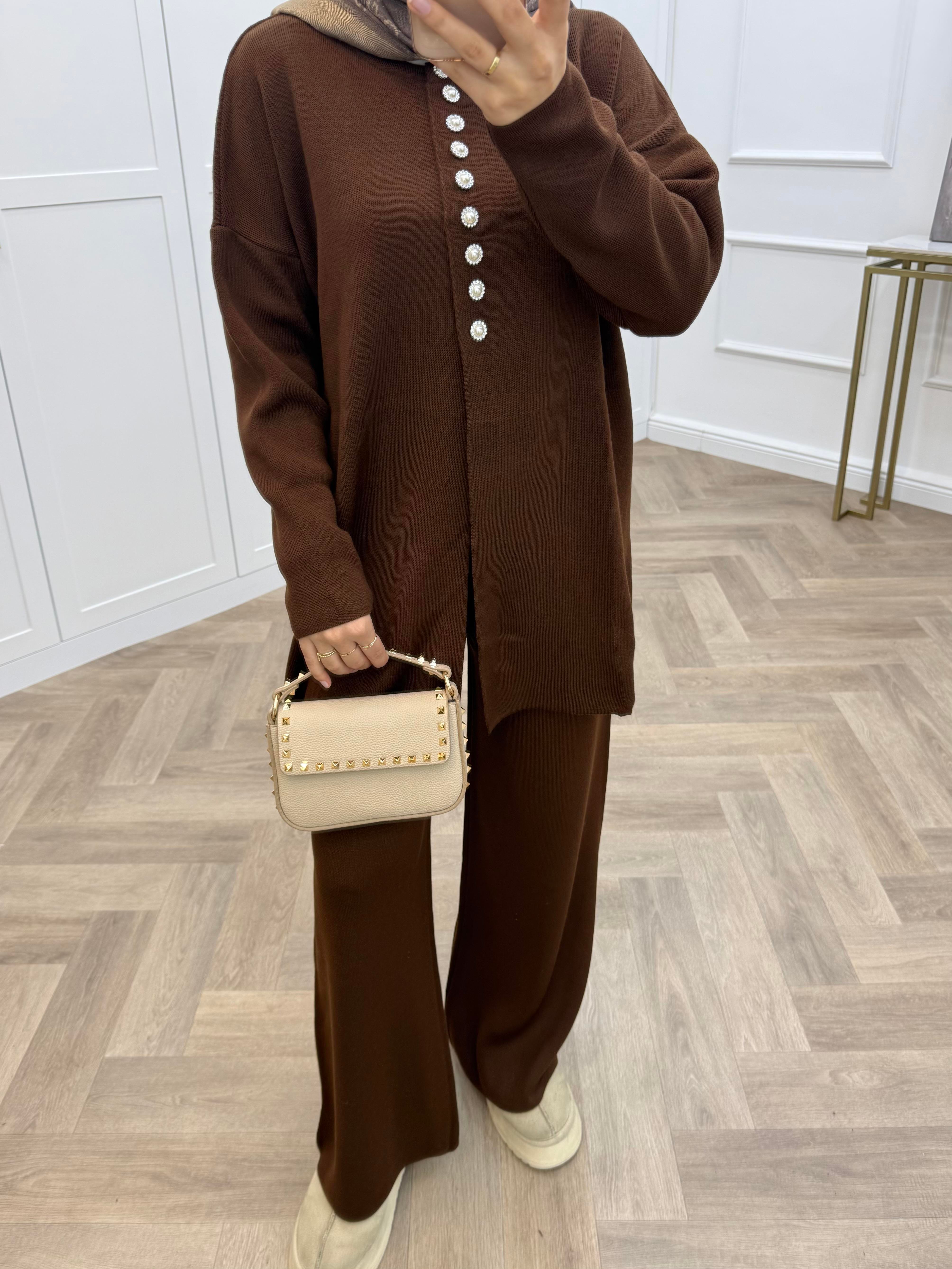 İNCİ DÜĞMELİ TRİKO TAKIM KAHVE