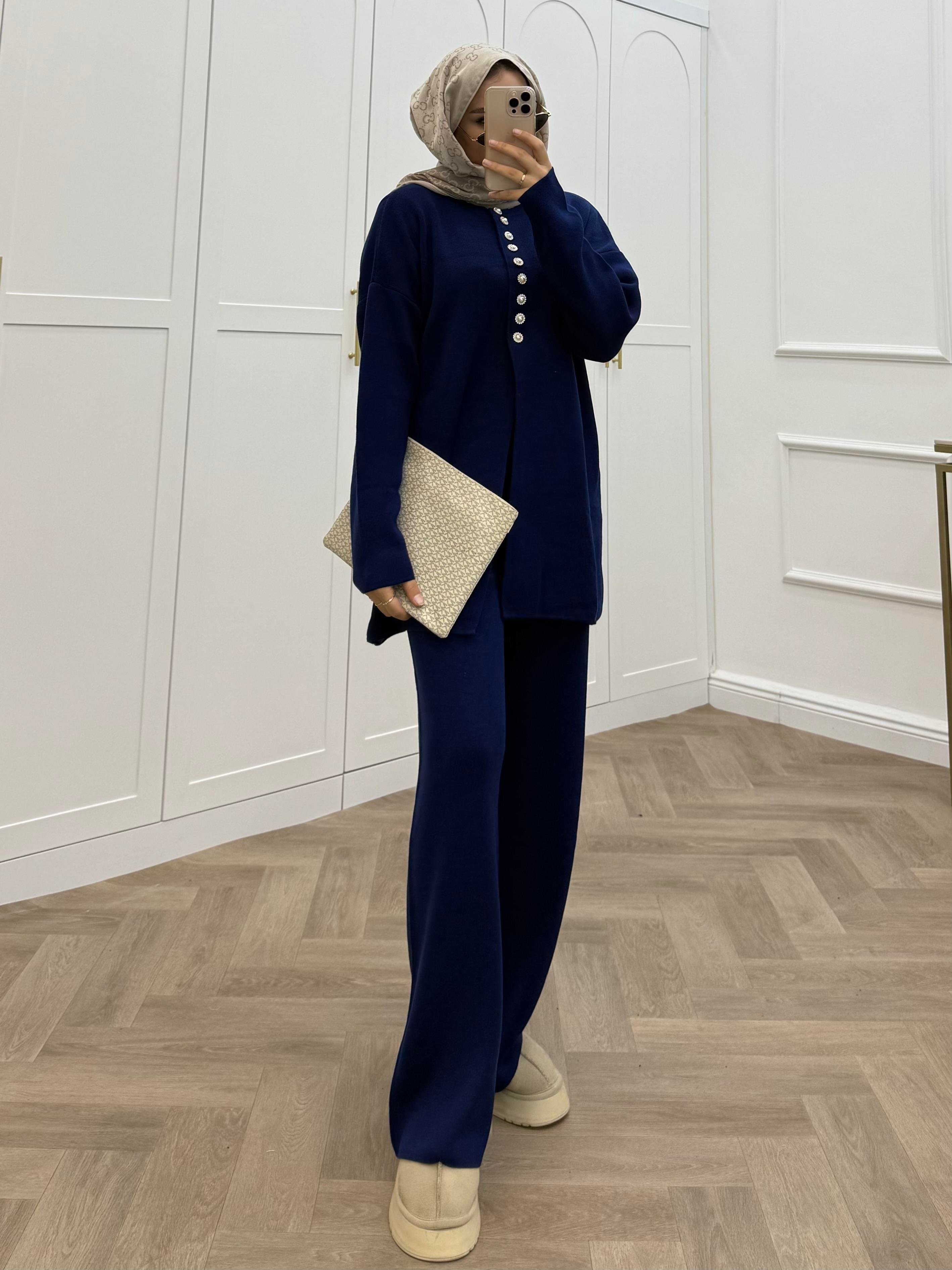 İNCİ DÜĞMELİ TRİKO TAKIM LACİVERT