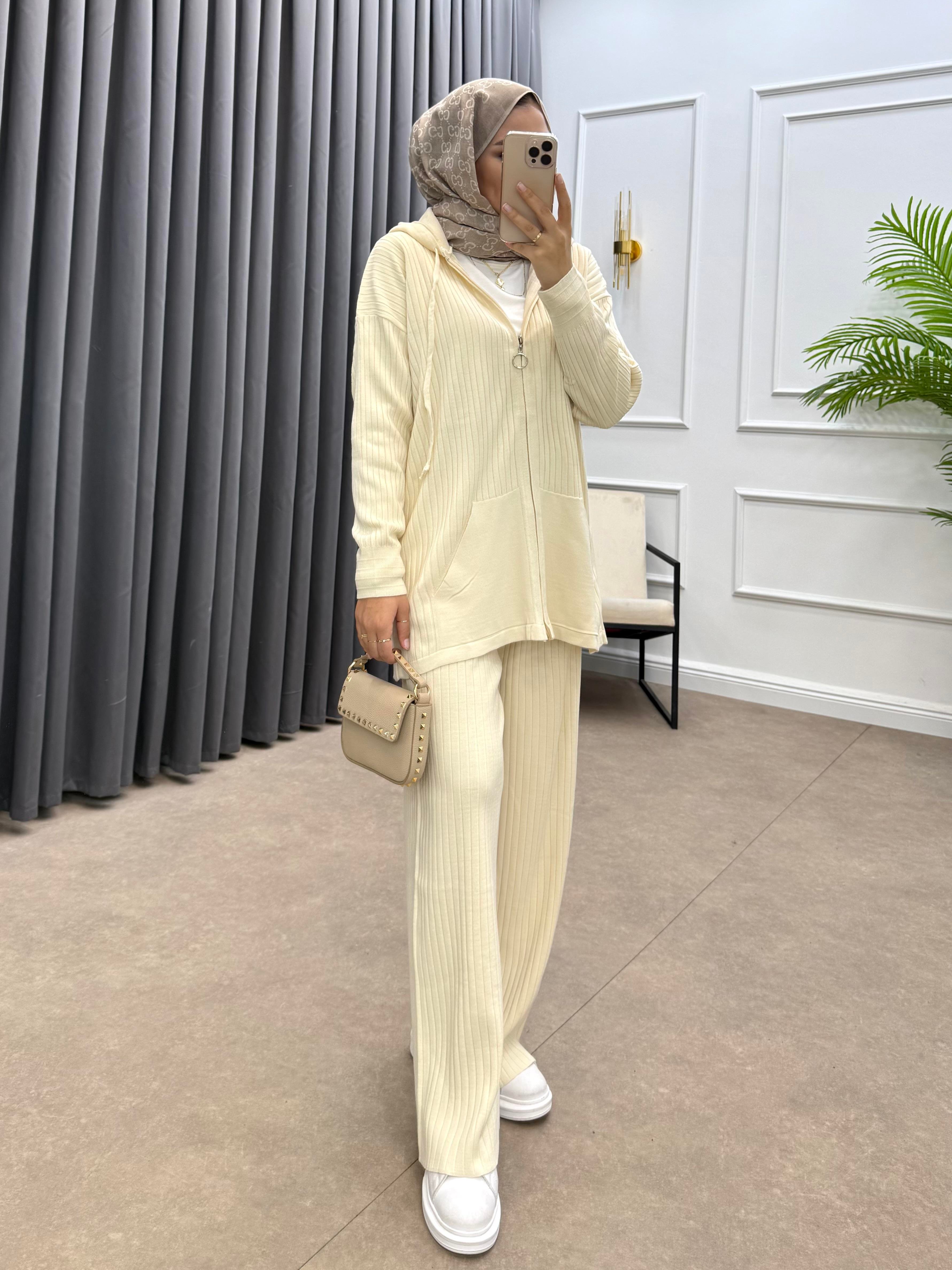 KAPÜŞONLU CEPLİ TRİKO TAKIM KREM