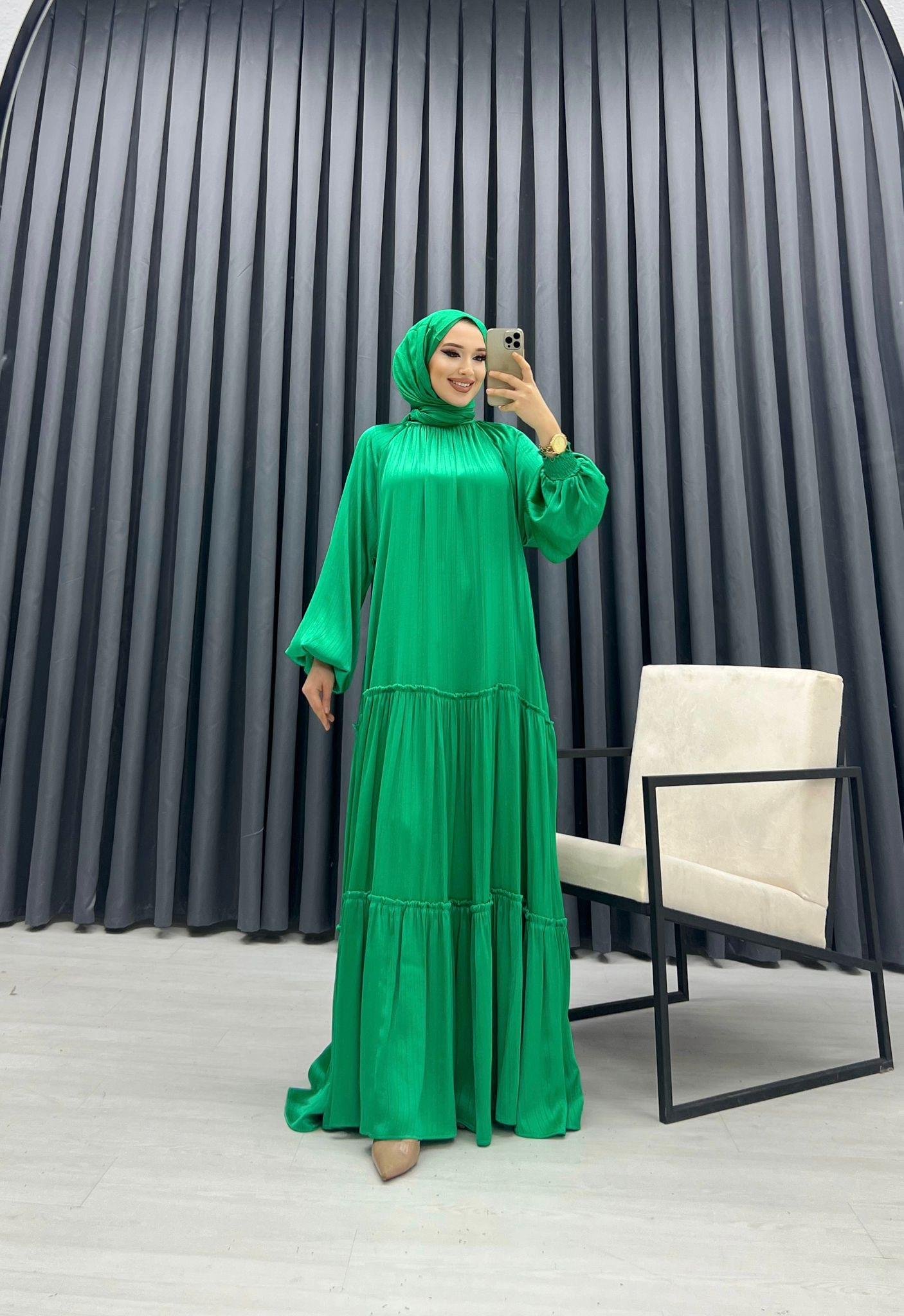 KEMERİ TAŞ DETAYLI SATEN ELBİSE YEŞİL