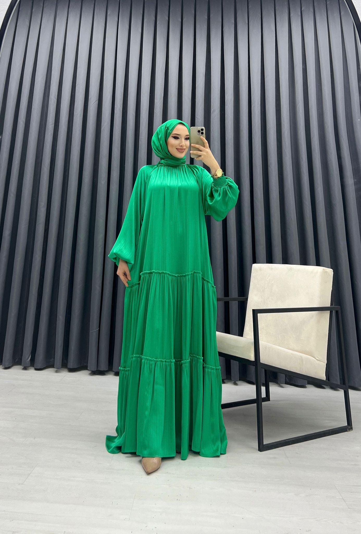 KEMERİ TAŞ DETAYLI SATEN ELBİSE YEŞİL