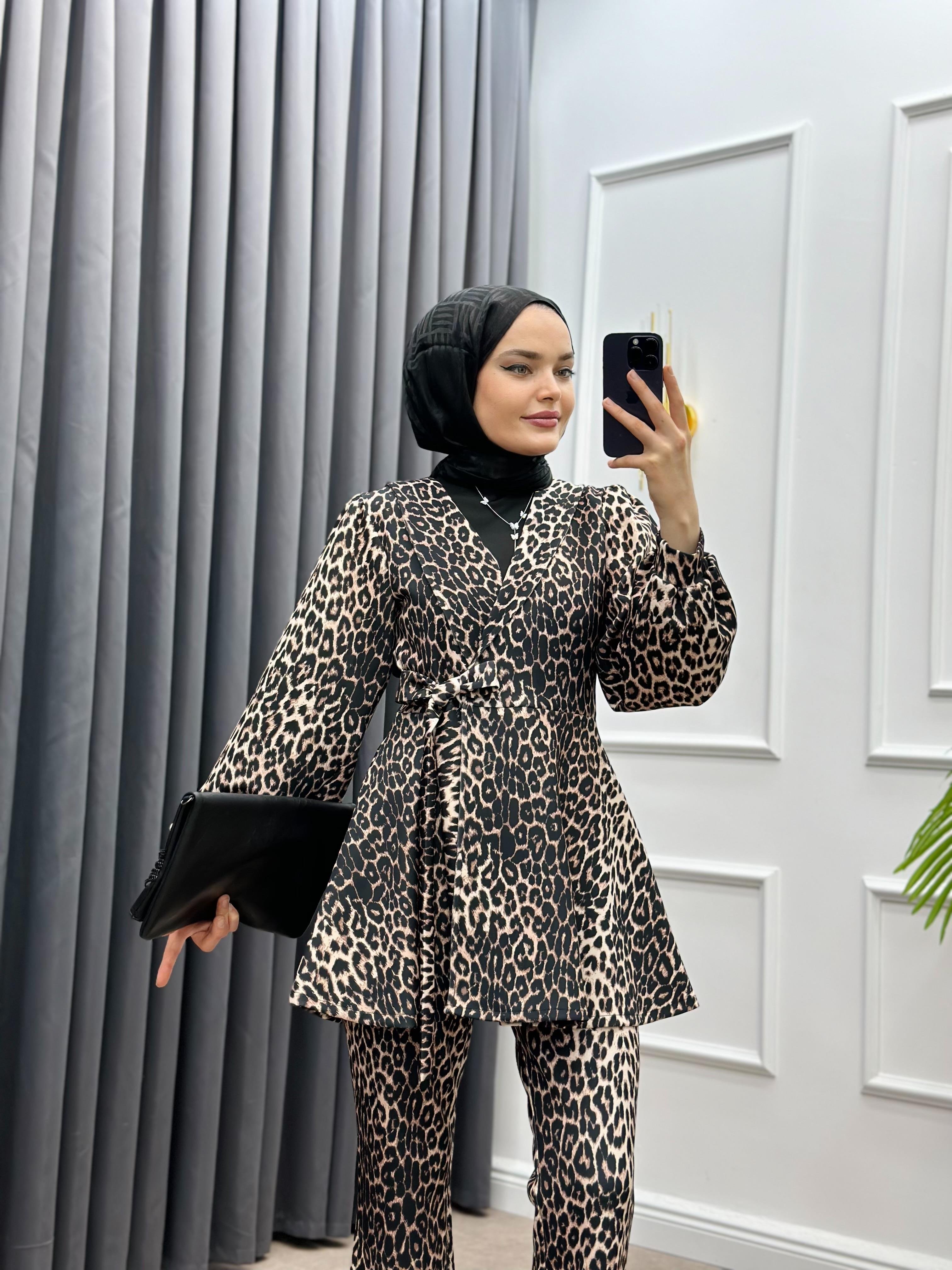 KRUVAZE YAKA LEOPAR SCUBA TAKIM KAHVE