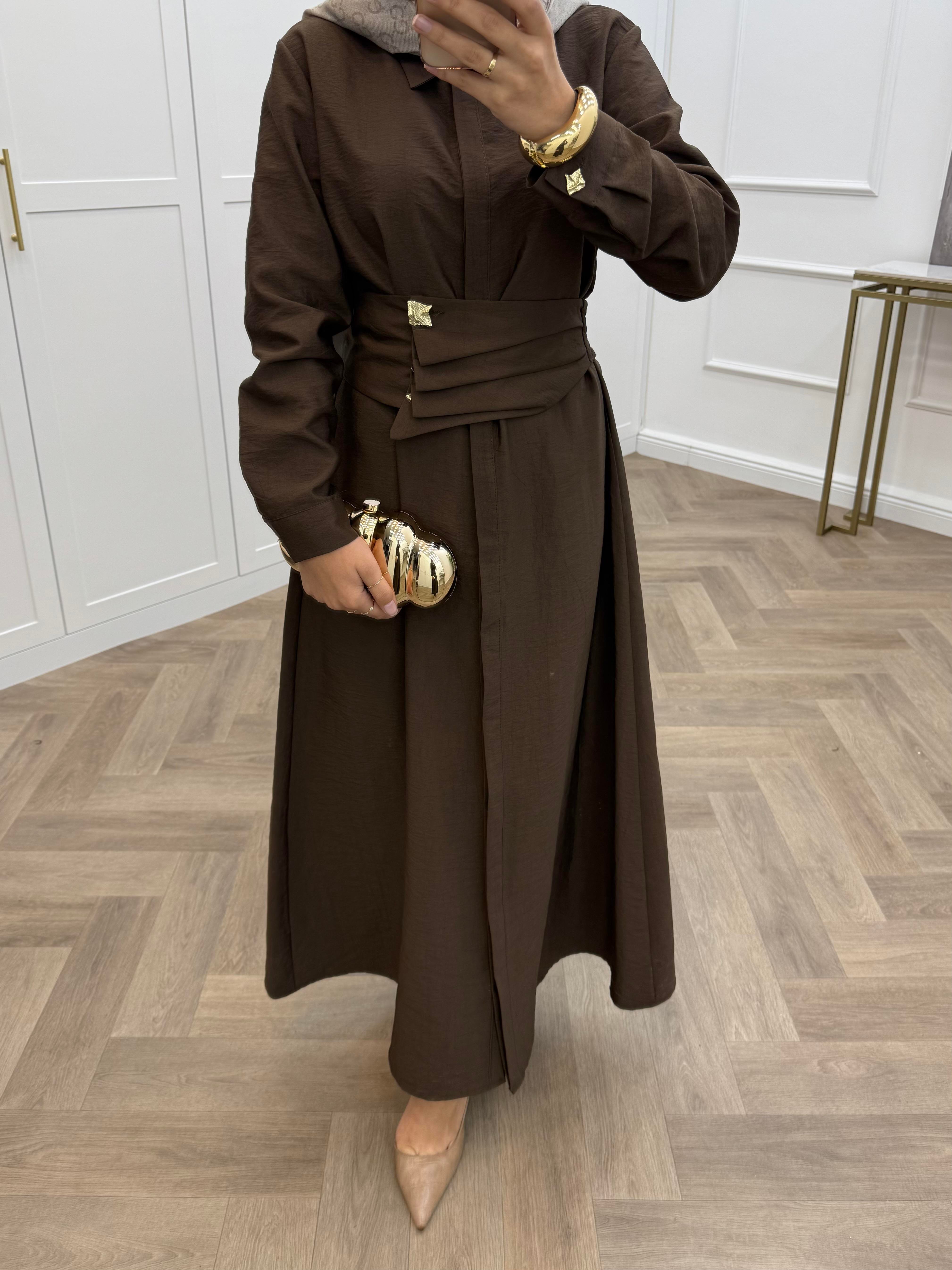 LASTİK KEMERLİ ÖNÜ DÜĞMELİ ELBİSE KAHVE