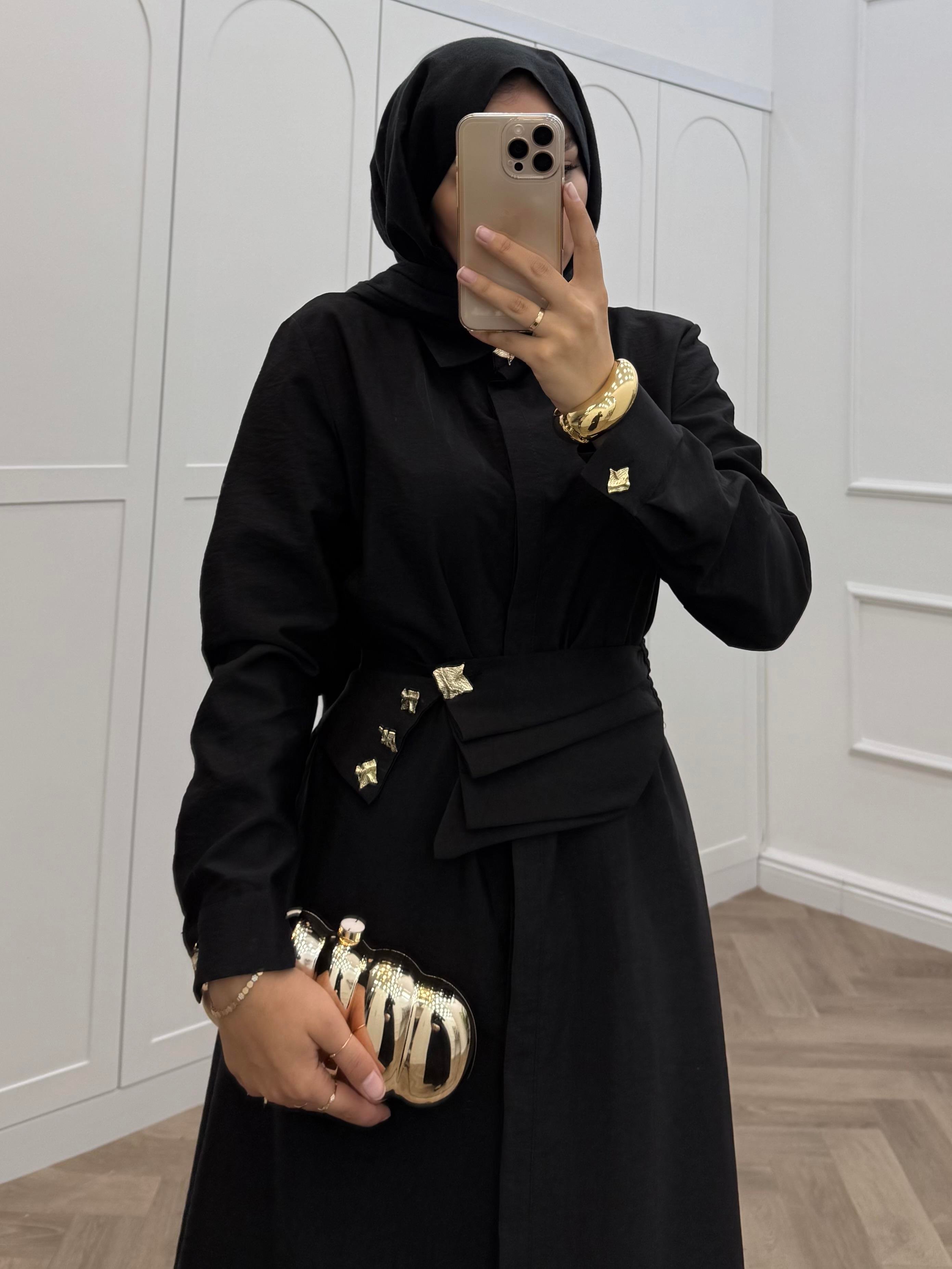 LASTİK KEMERLİ ÖNÜ DÜĞMELİ ELBİSE SİYAH