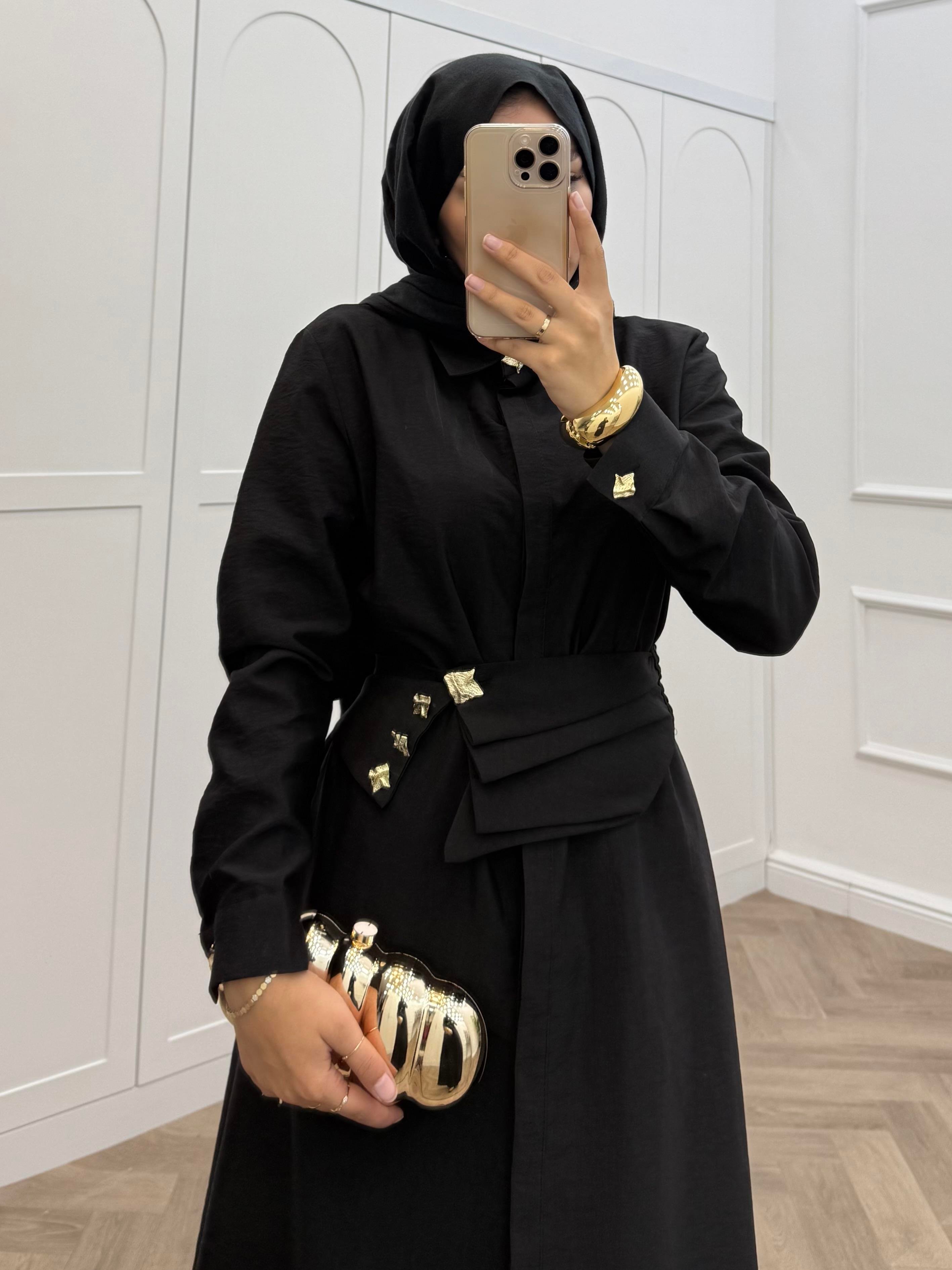 LASTİK KEMERLİ ÖNÜ DÜĞMELİ ELBİSE SİYAH