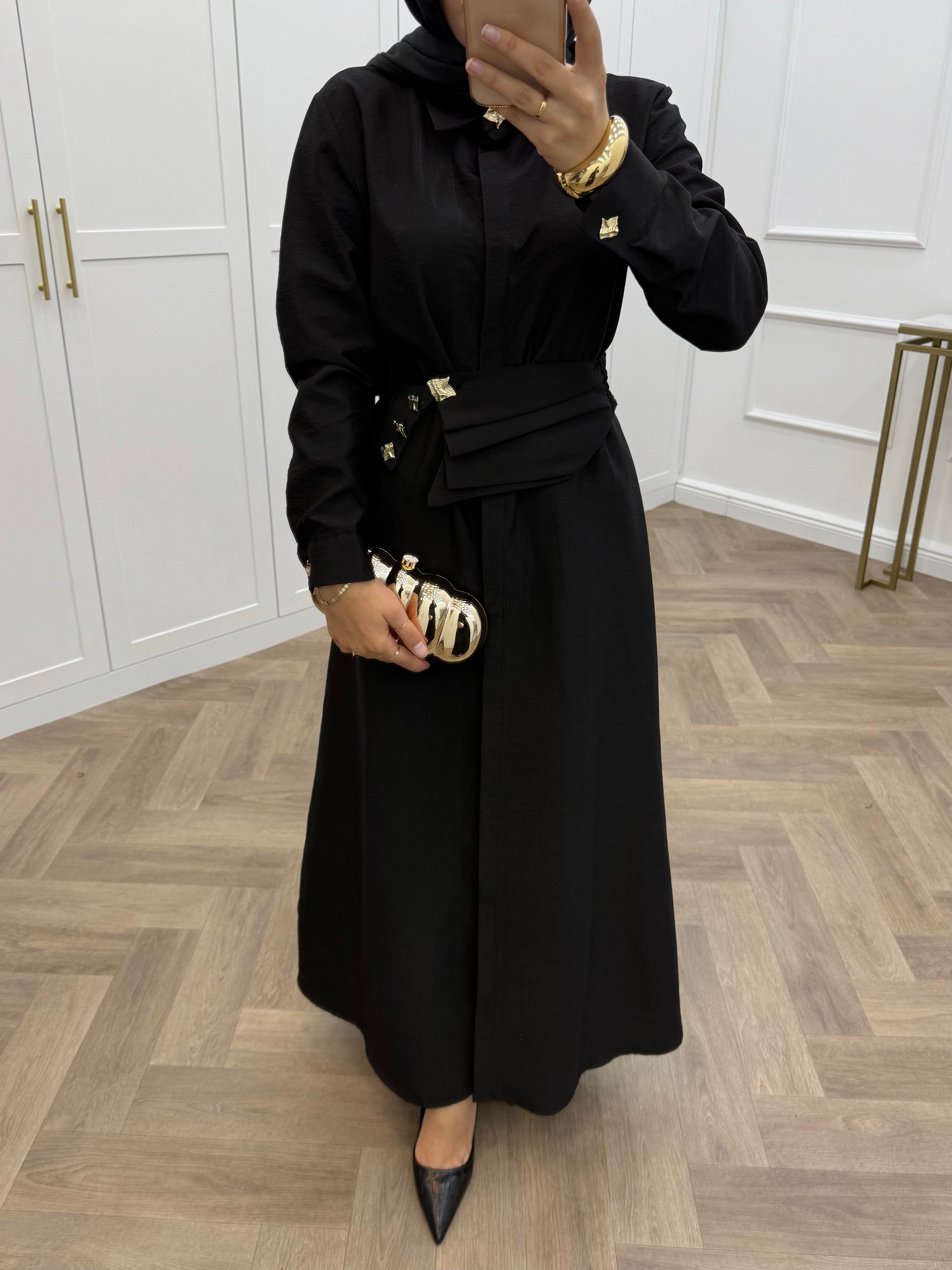 LASTİK KEMERLİ ÖNÜ DÜĞMELİ ELBİSE SİYAH