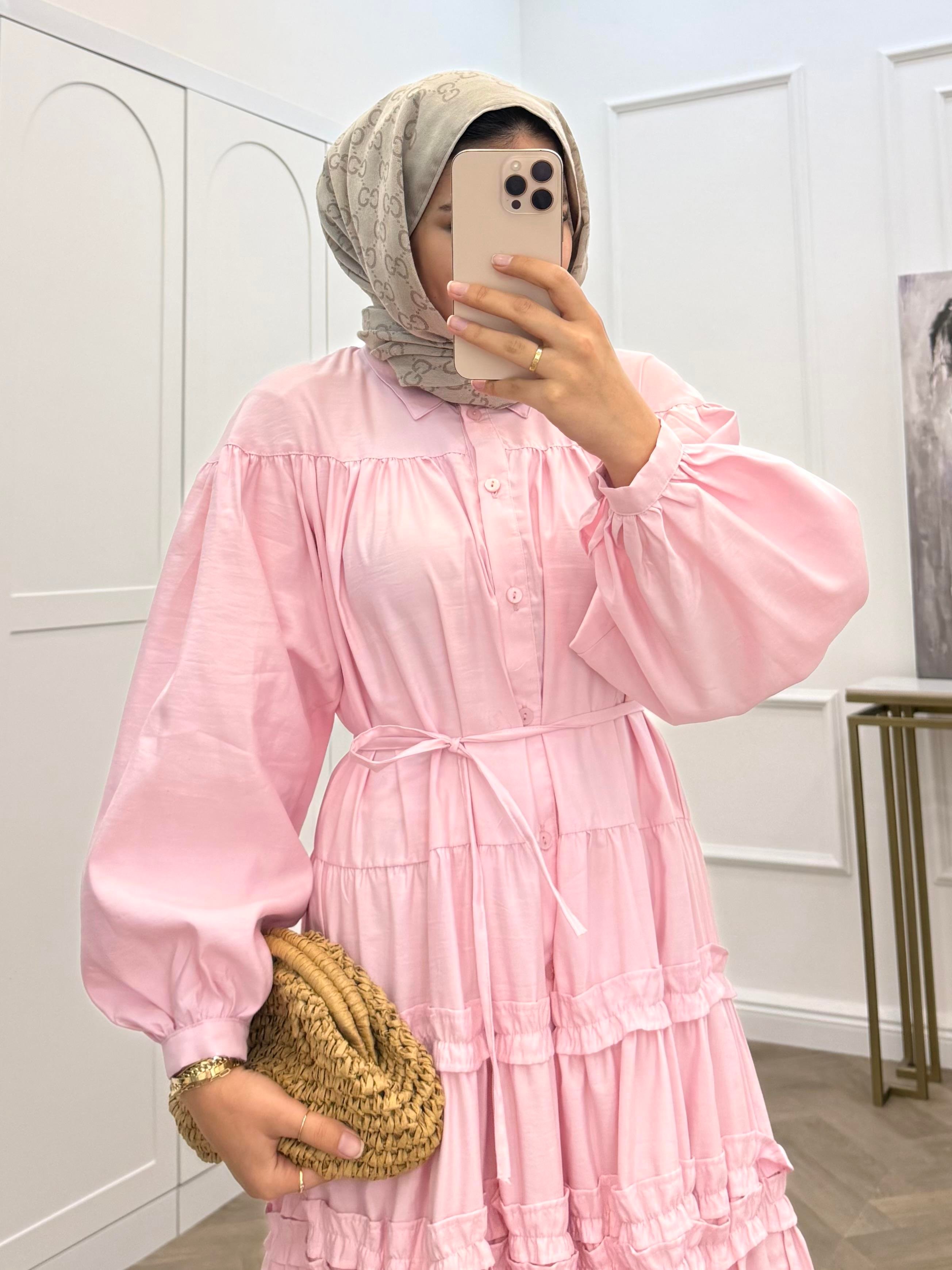 ÖNÜ DÜĞMELİ FIRFIRLI ELBİSE PEMBE