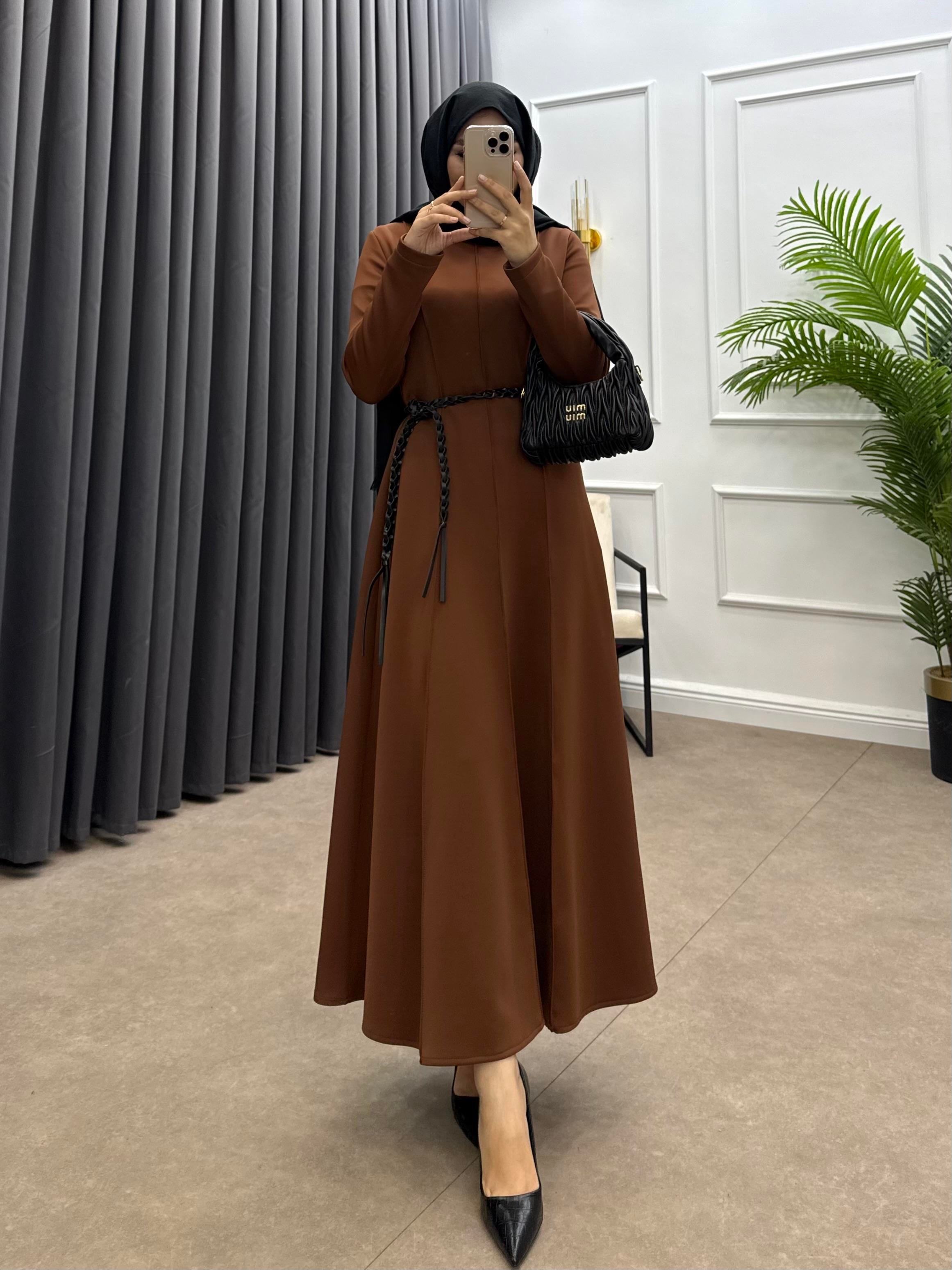 SCUBA ÖRGÜ KEMERLİ ELBİSE TABA