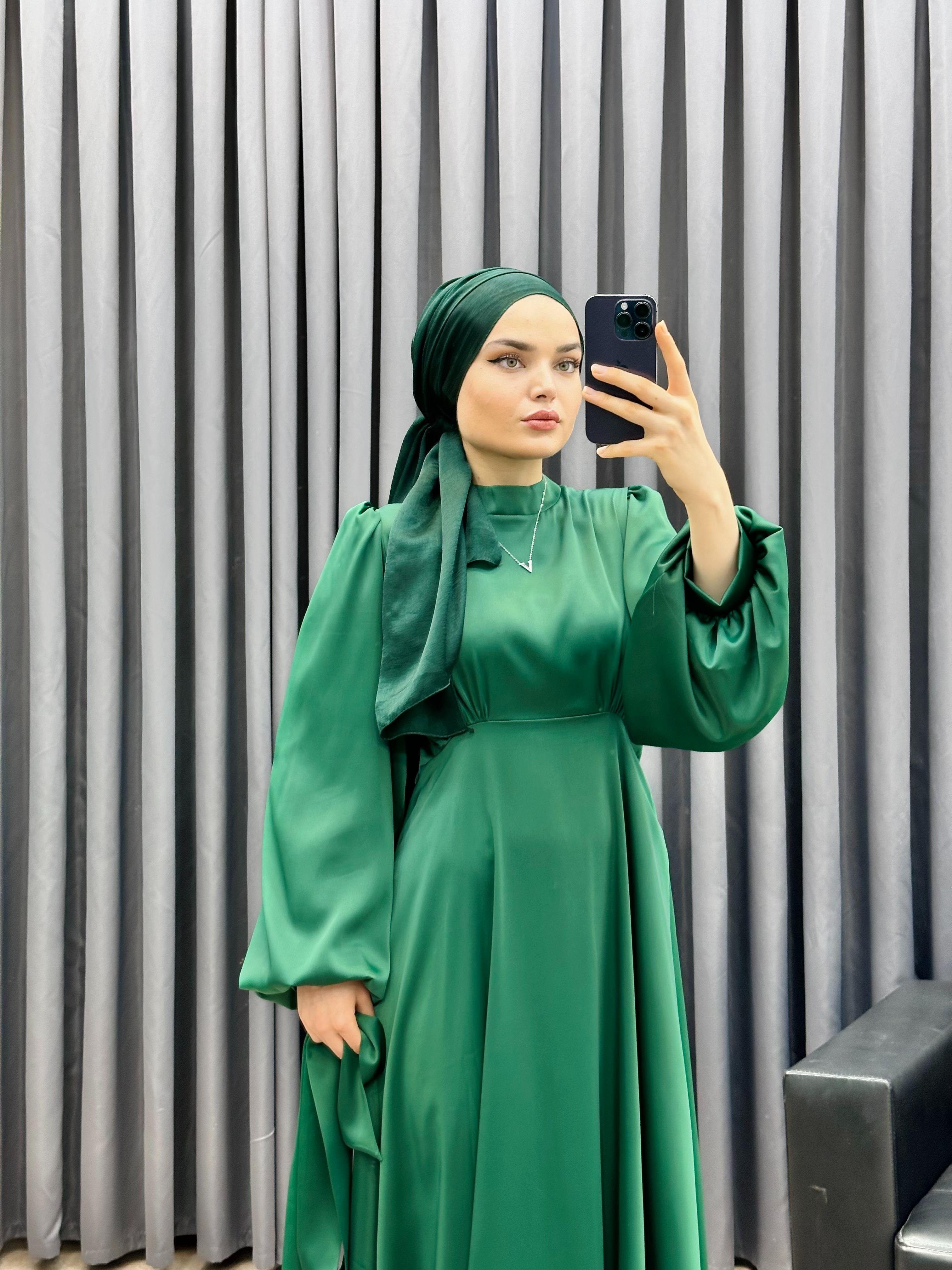 SEYYAR KEMERLİ SATEN ELBİSE ZÜMRÜT