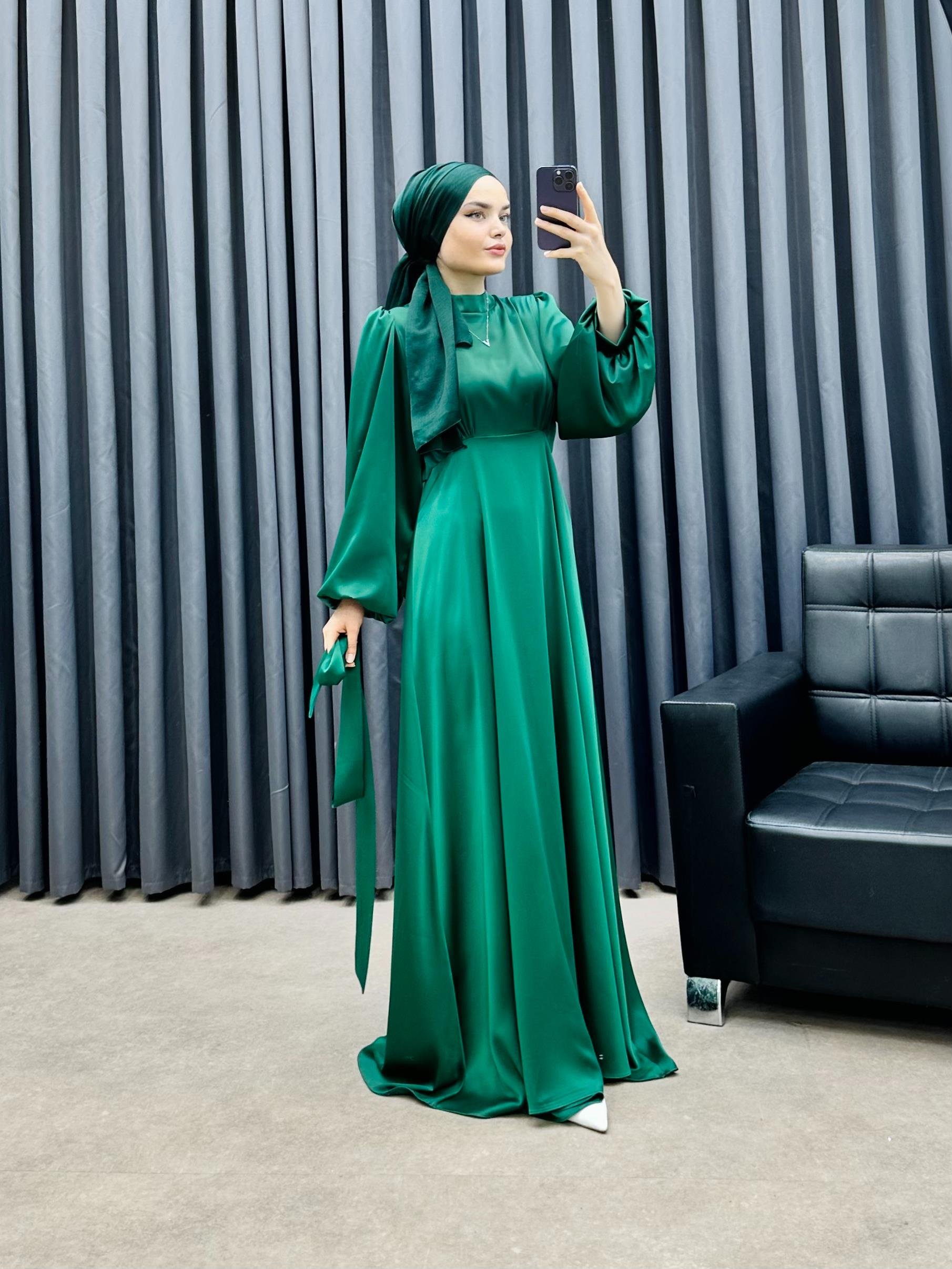 SEYYAR KEMERLİ SATEN ELBİSE ZÜMRÜT