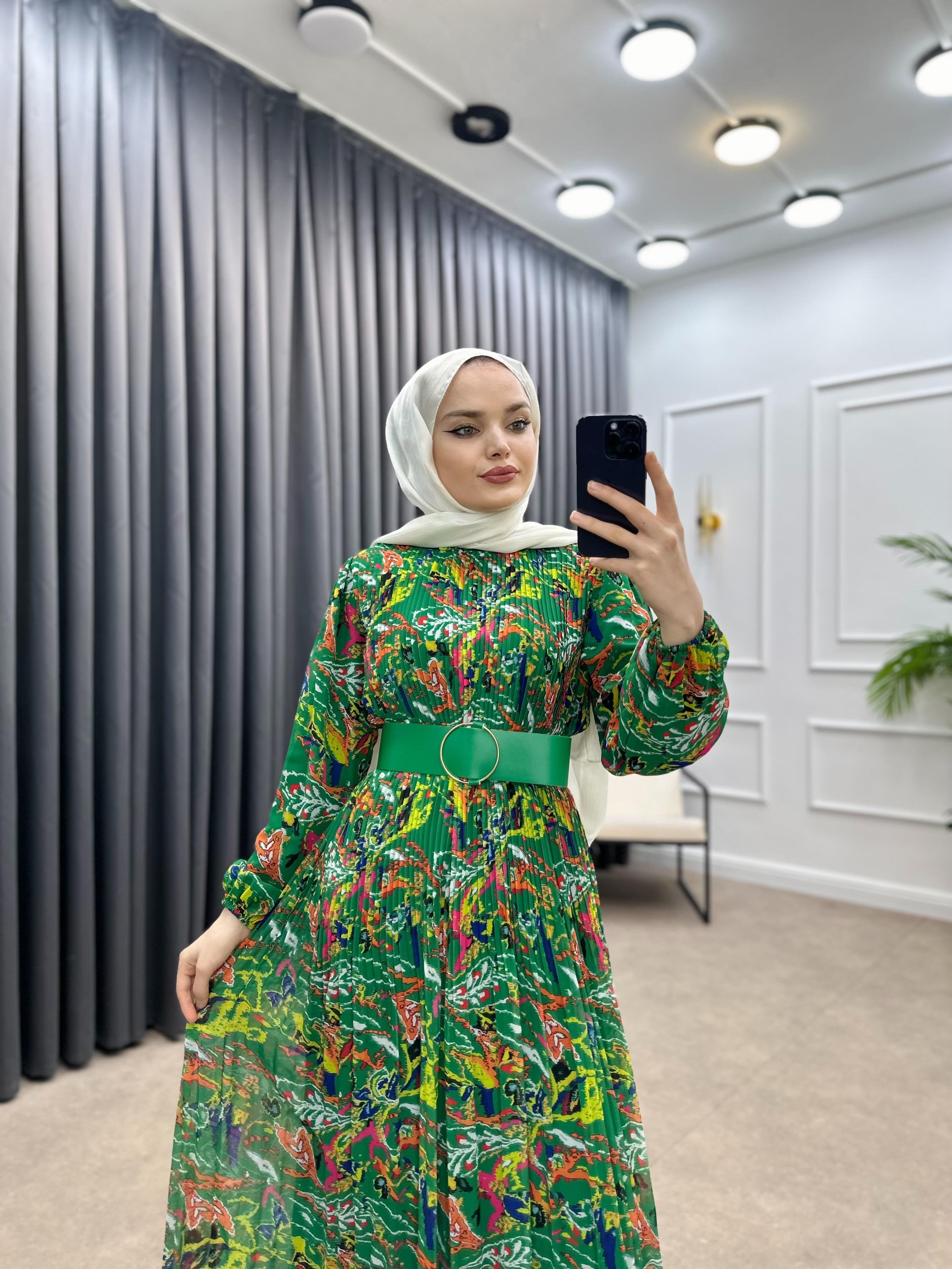 ŞİFON DESENLİ PİLİSELİ ELBİSE FISTIK YEŞİLİ