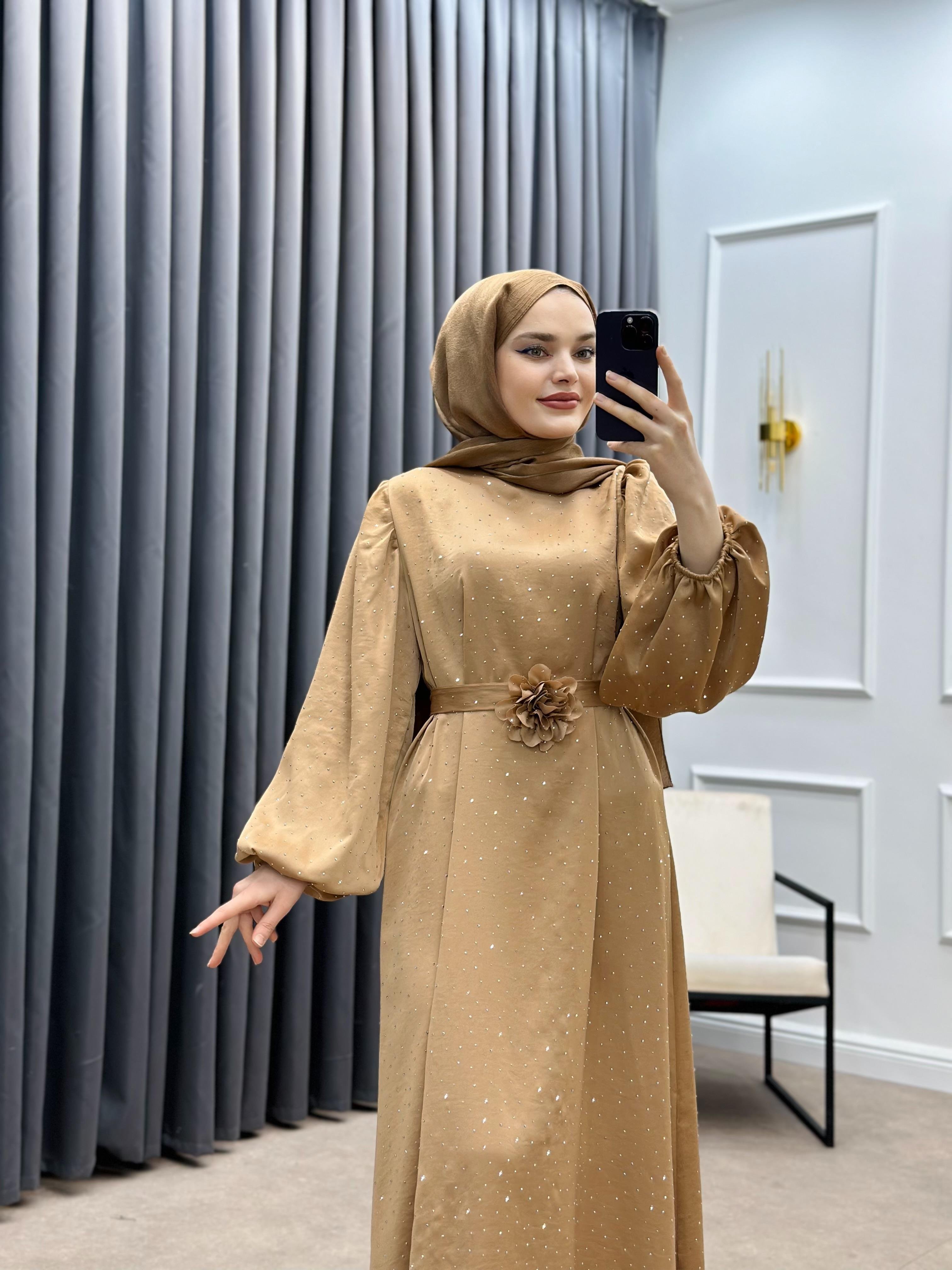 TAŞLI BALON KOL SATEN ELBİSE CAMEL