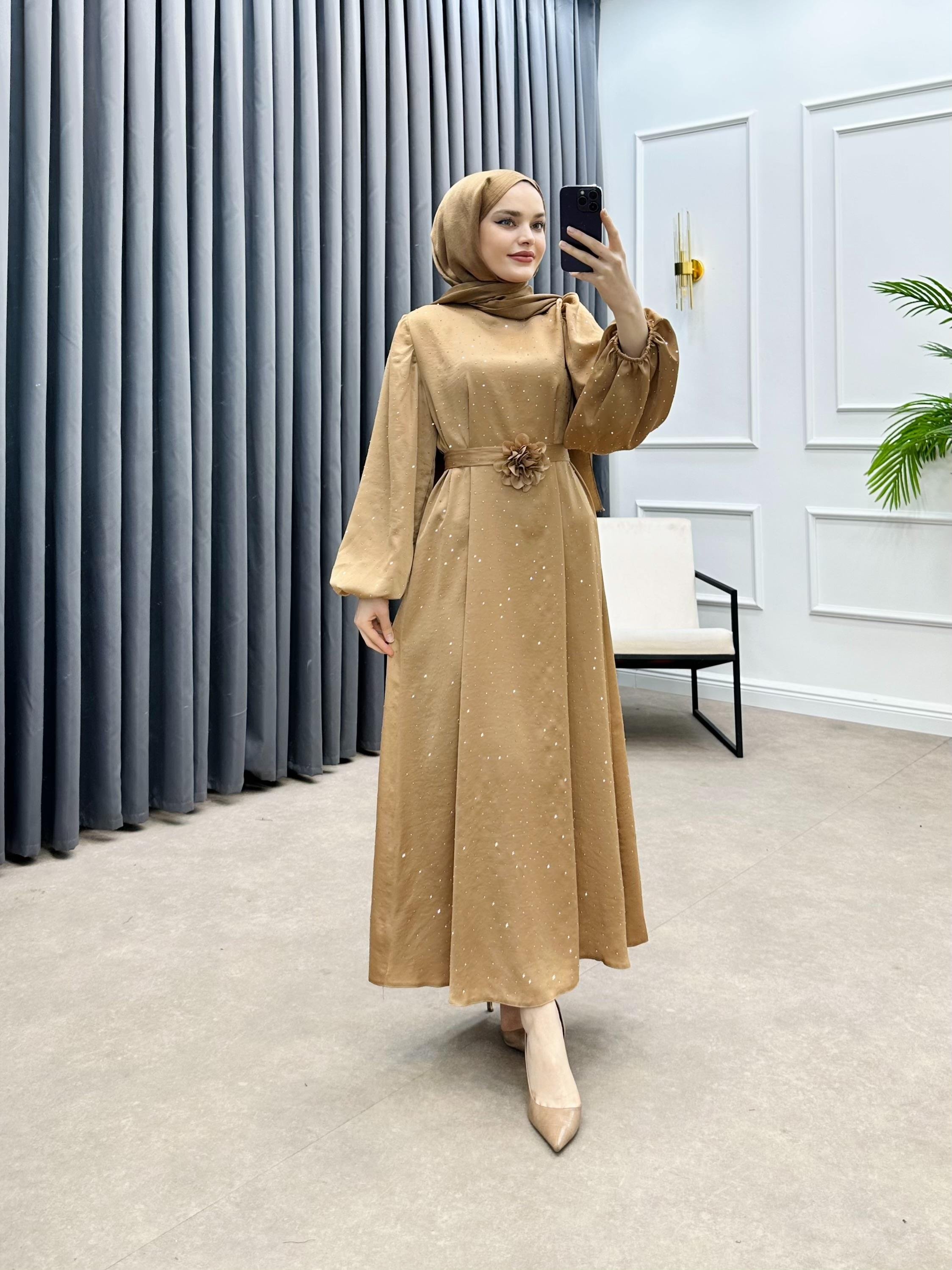 TAŞLI BALON KOL SATEN ELBİSE CAMEL