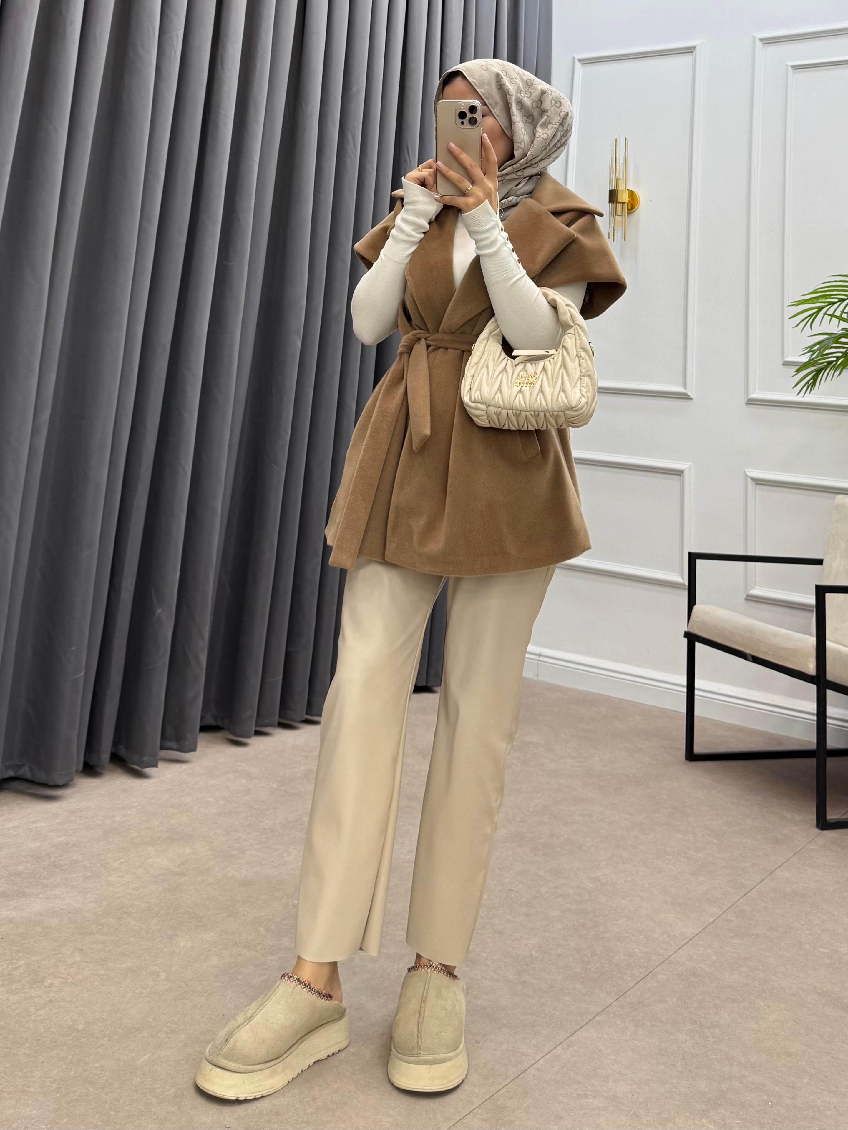 TAY TÜYÜ KEMERLİ YELEK CAMEL