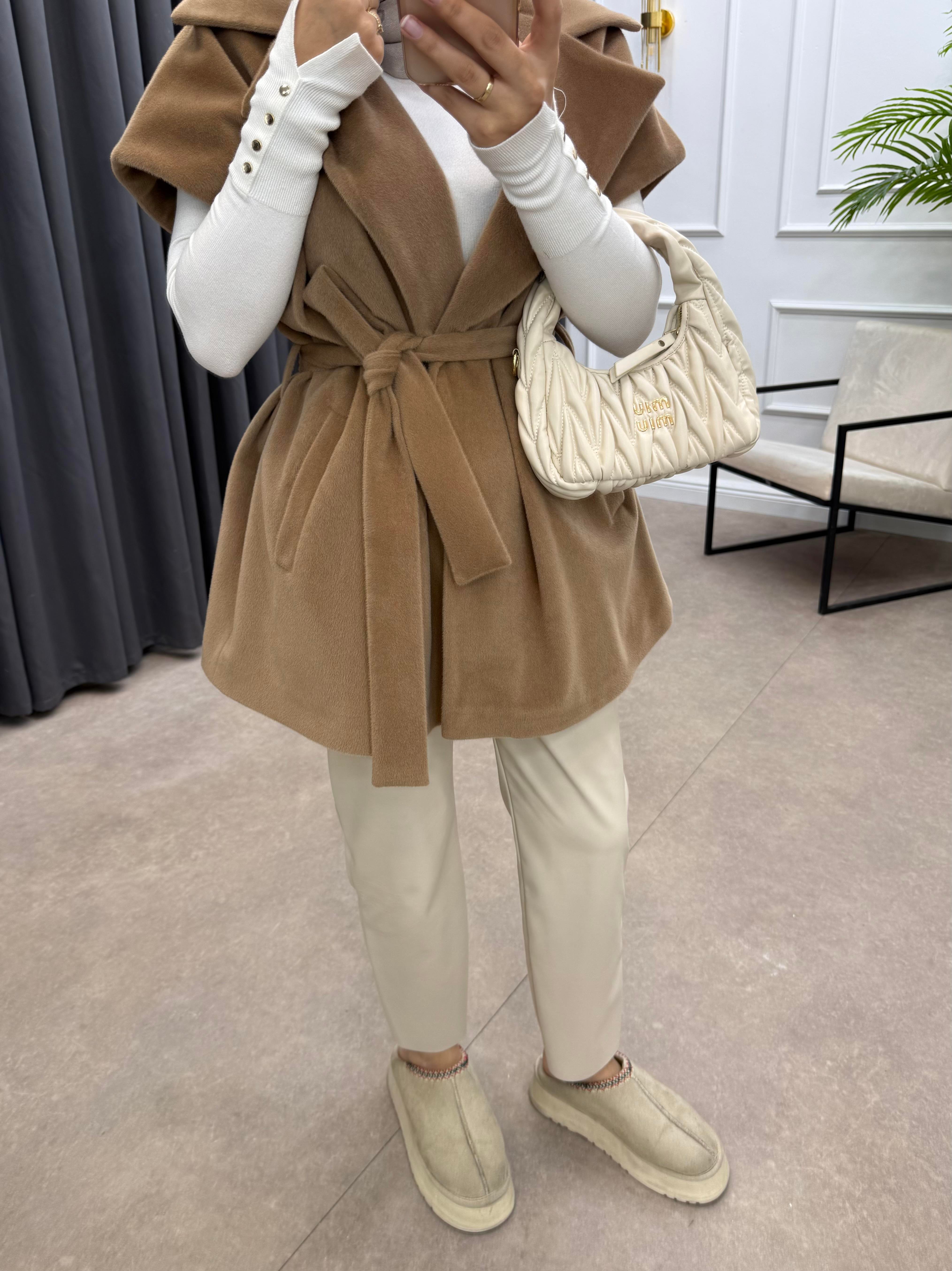 TAY TÜYÜ KEMERLİ YELEK CAMEL