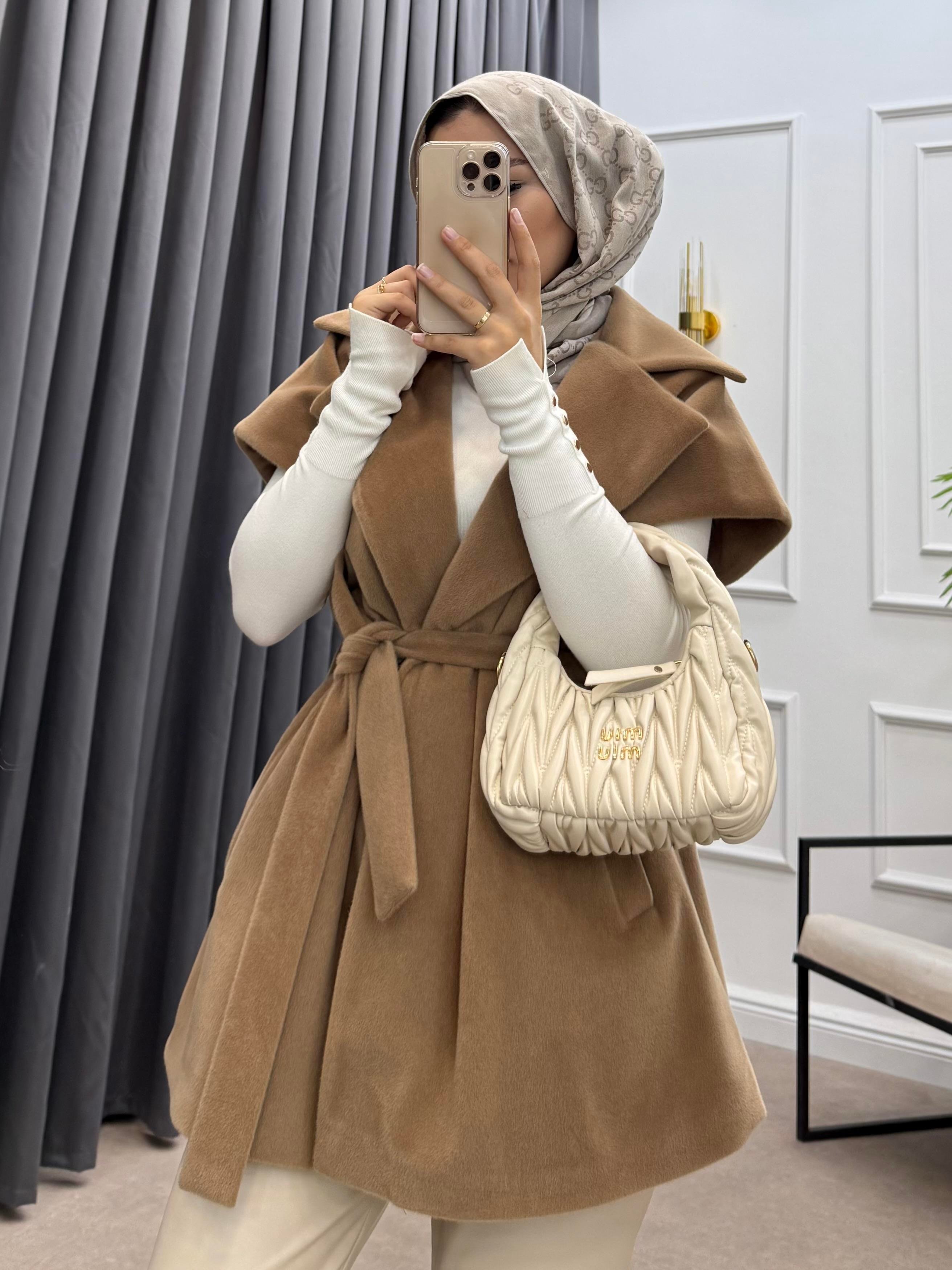 TAY TÜYÜ KEMERLİ YELEK CAMEL