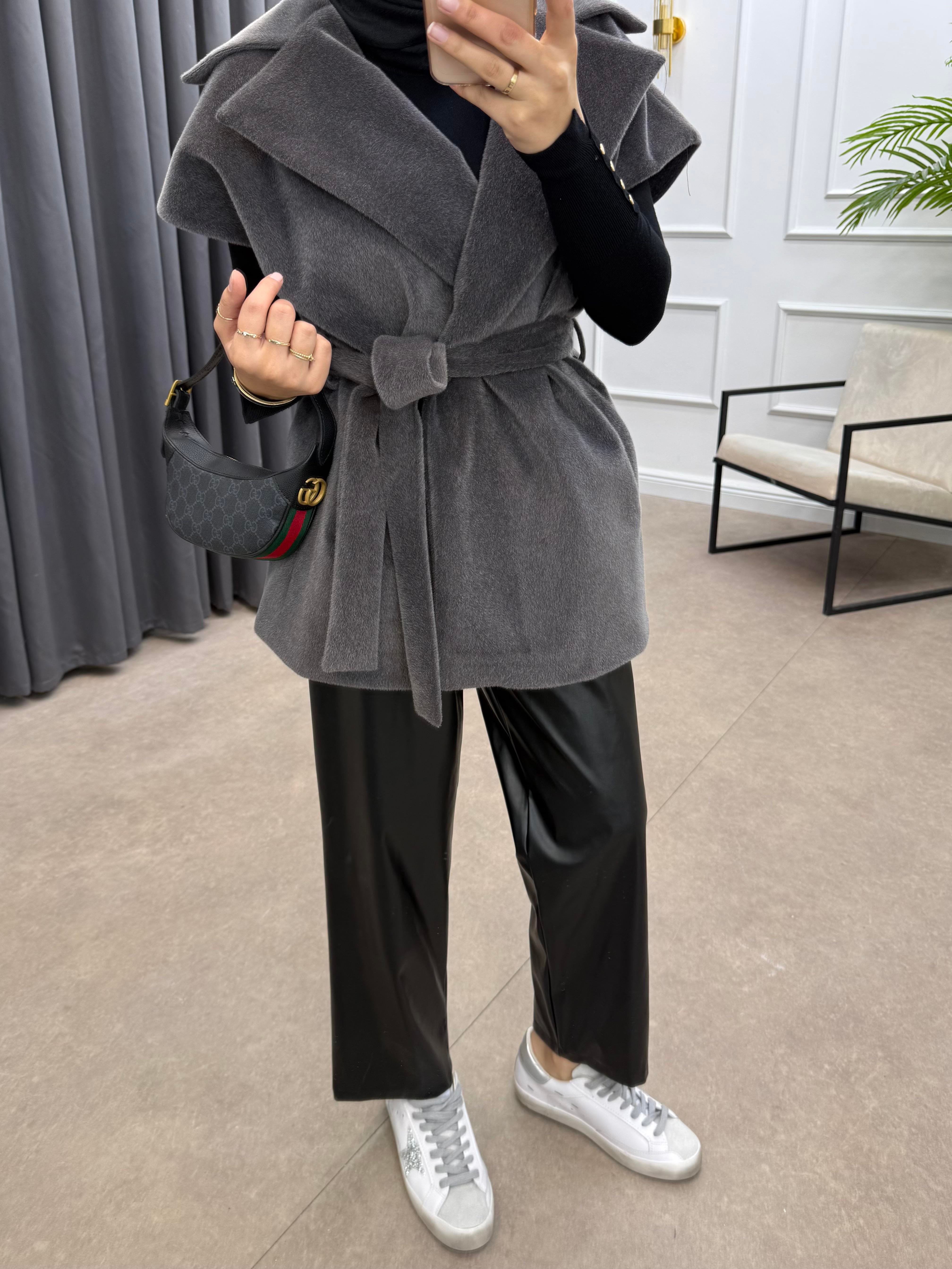 TAY TÜYÜ KEMERLİ YELEK FÜME