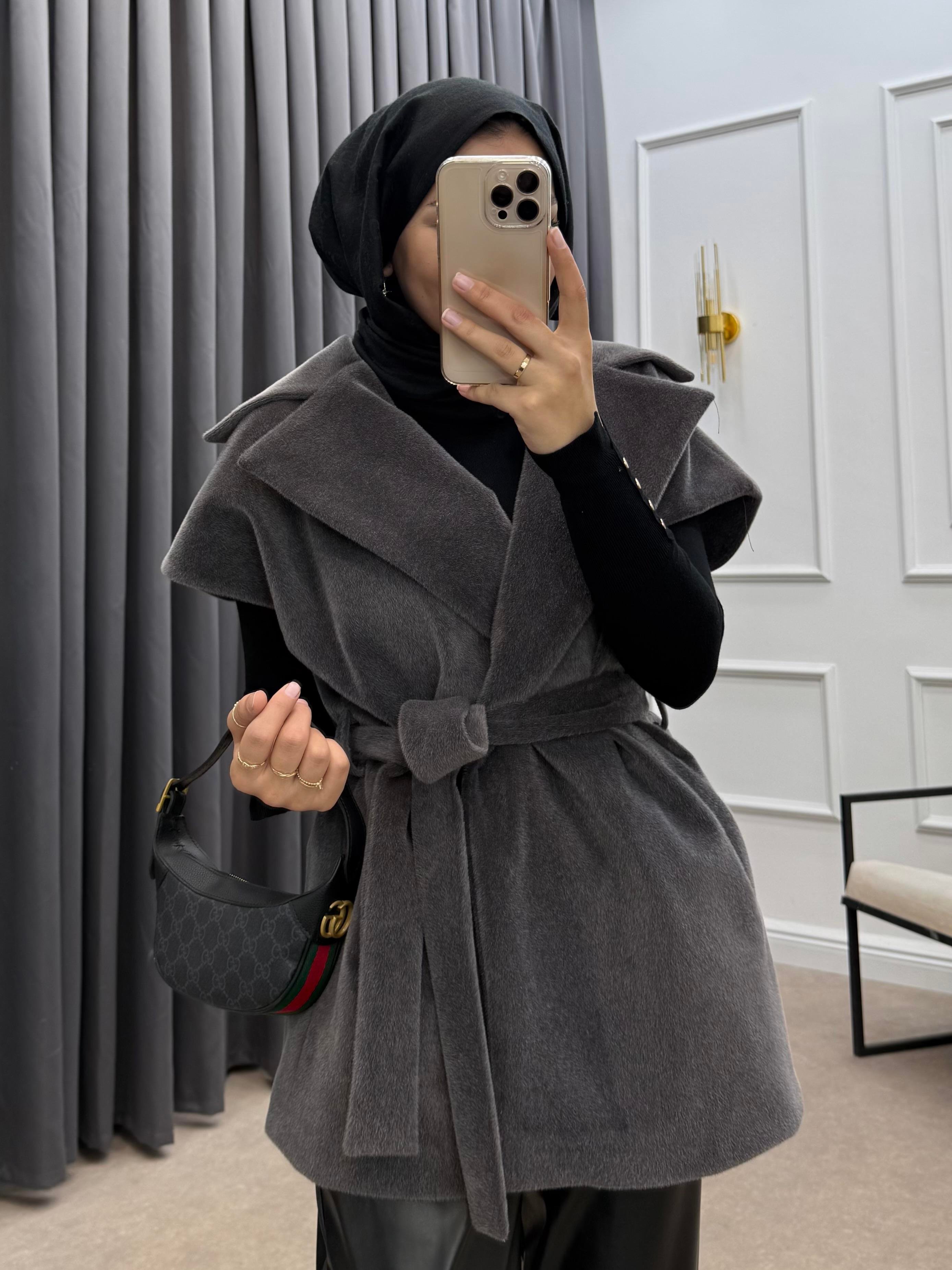 TAY TÜYÜ KEMERLİ YELEK FÜME