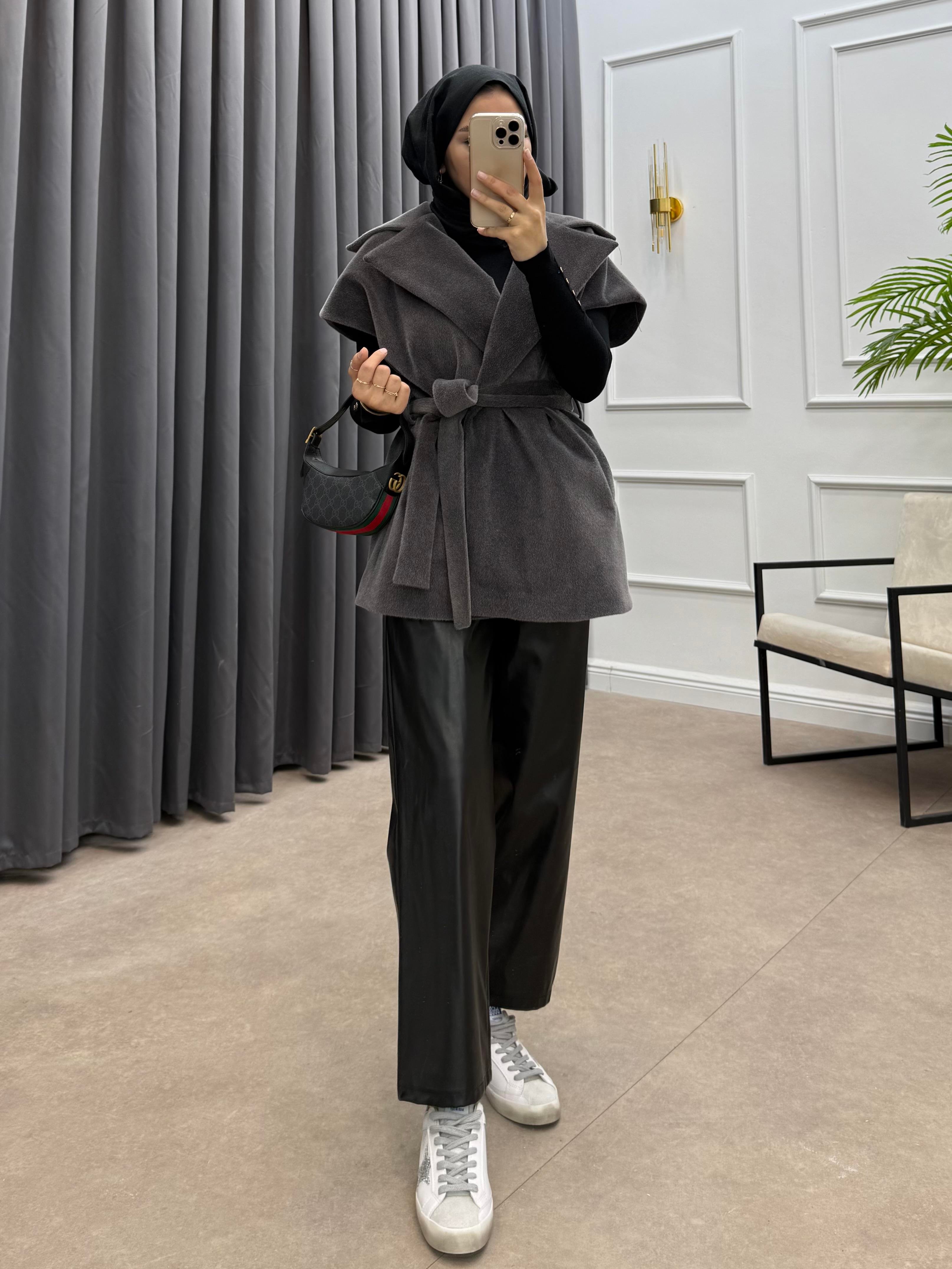 TAY TÜYÜ KEMERLİ YELEK FÜME