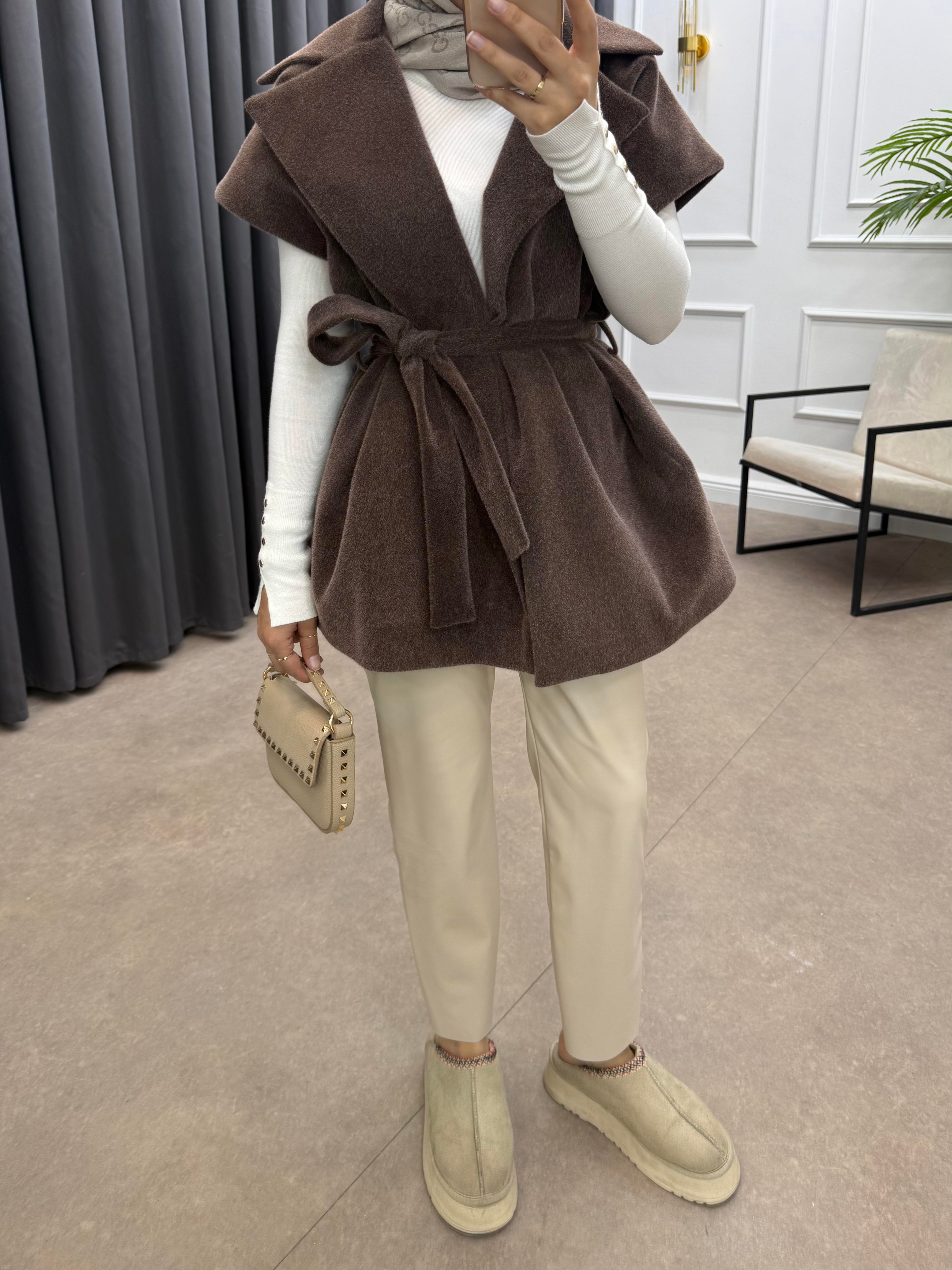 TAY TÜYÜ KEMERLİ YELEK KAHVE