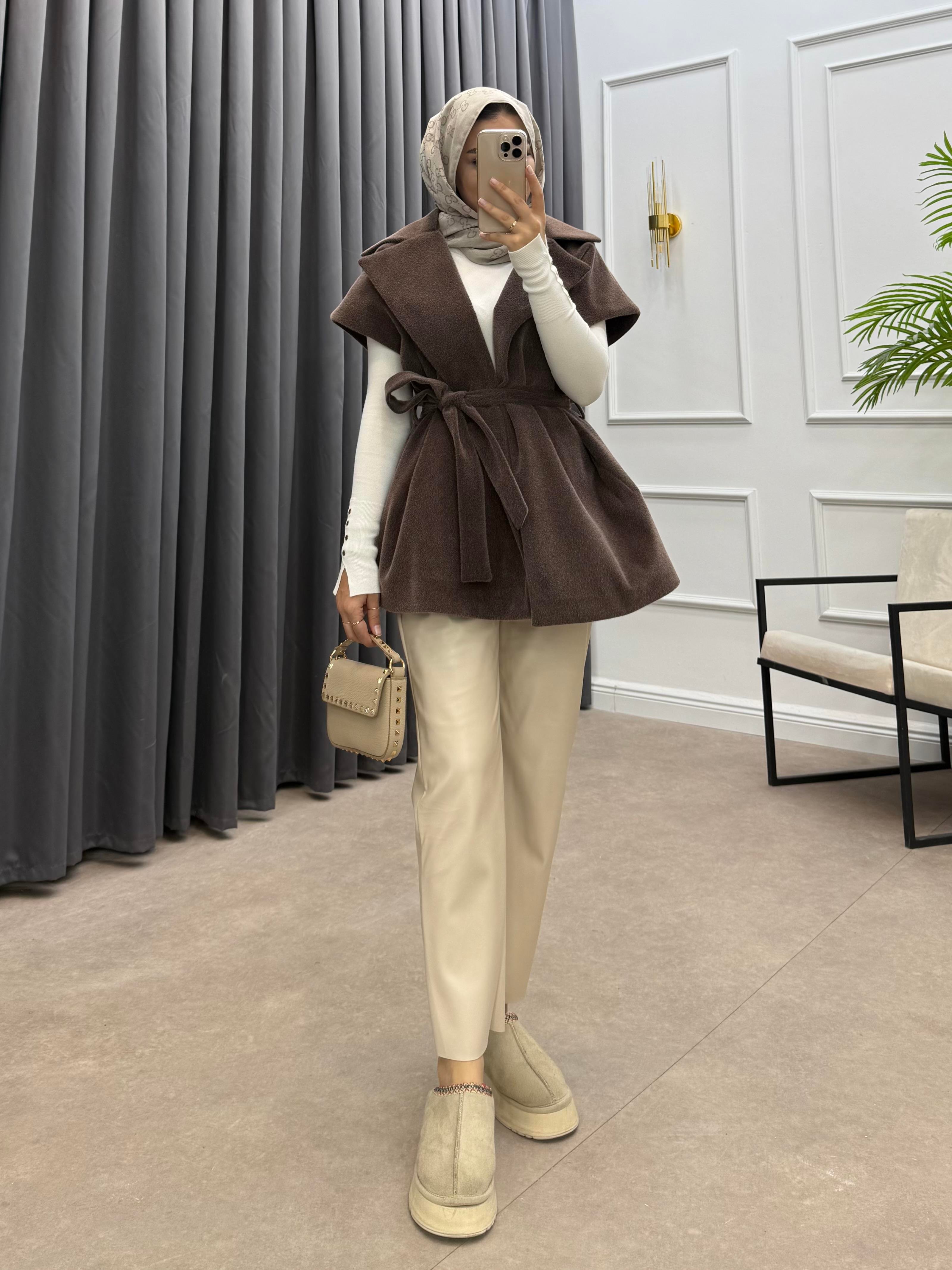 TAY TÜYÜ KEMERLİ YELEK KAHVE