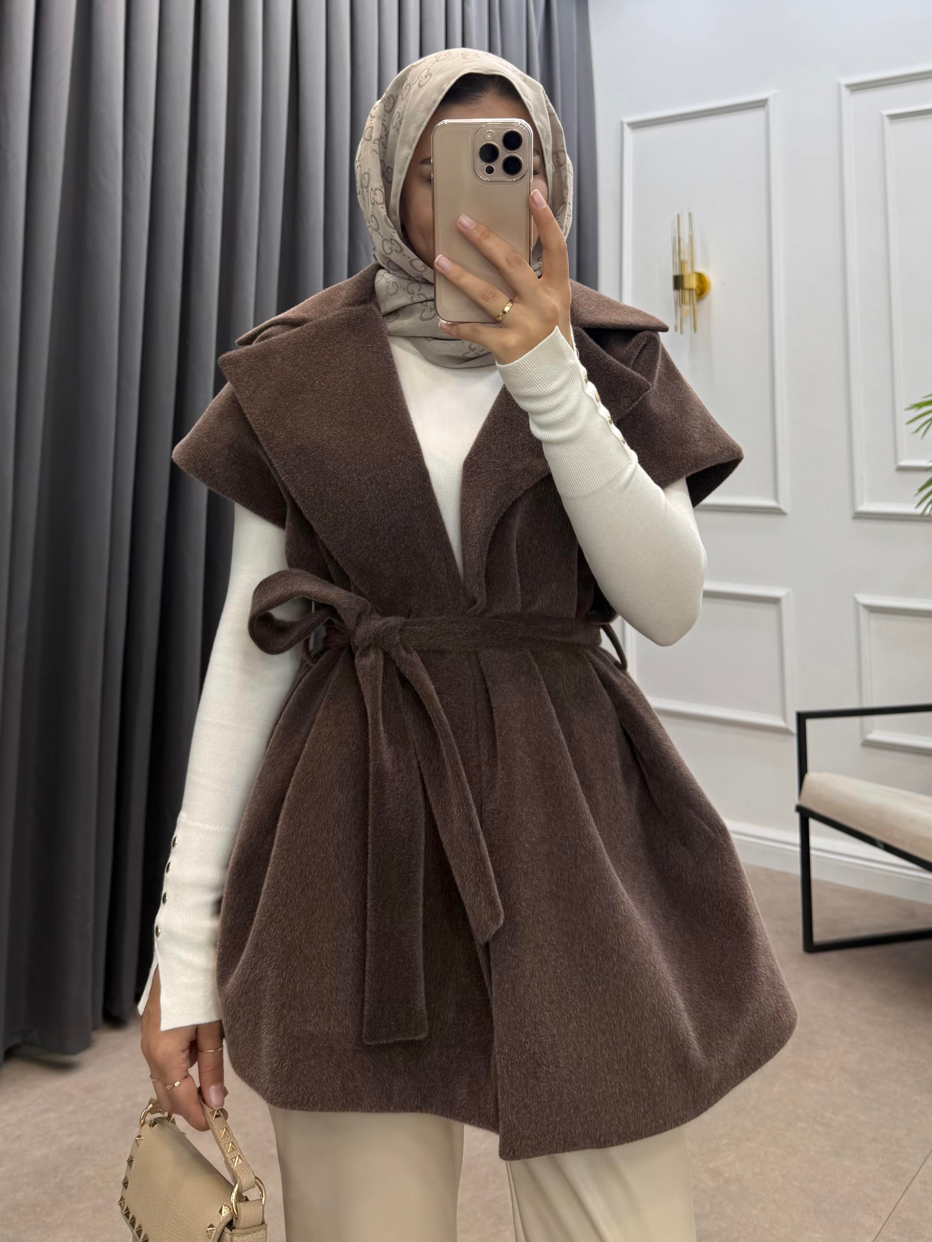 TAY TÜYÜ KEMERLİ YELEK KAHVE