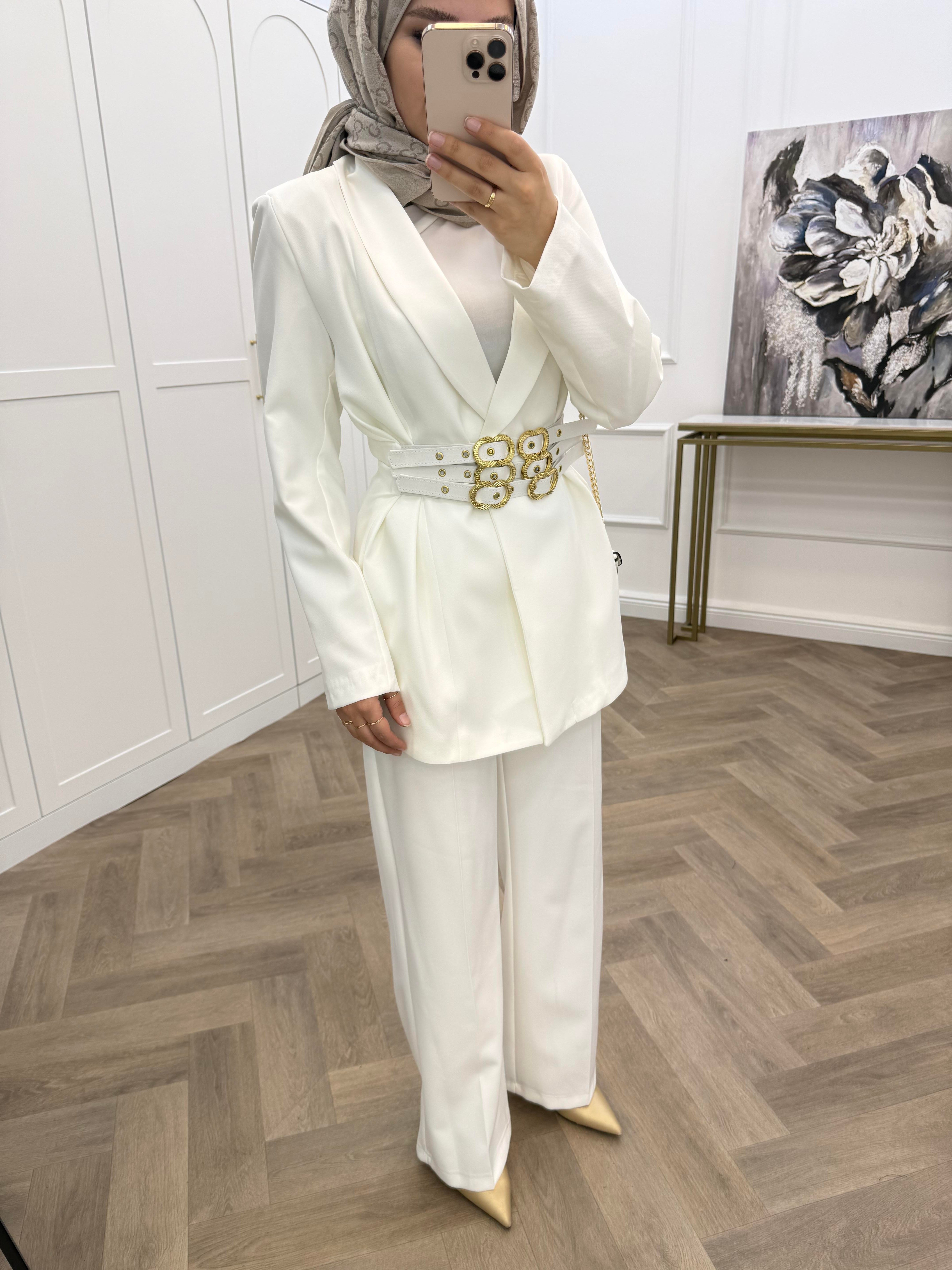 ÜÇ KAT GOLD KEMERLİ PANTOLONLU TAKIM BEYAZ 