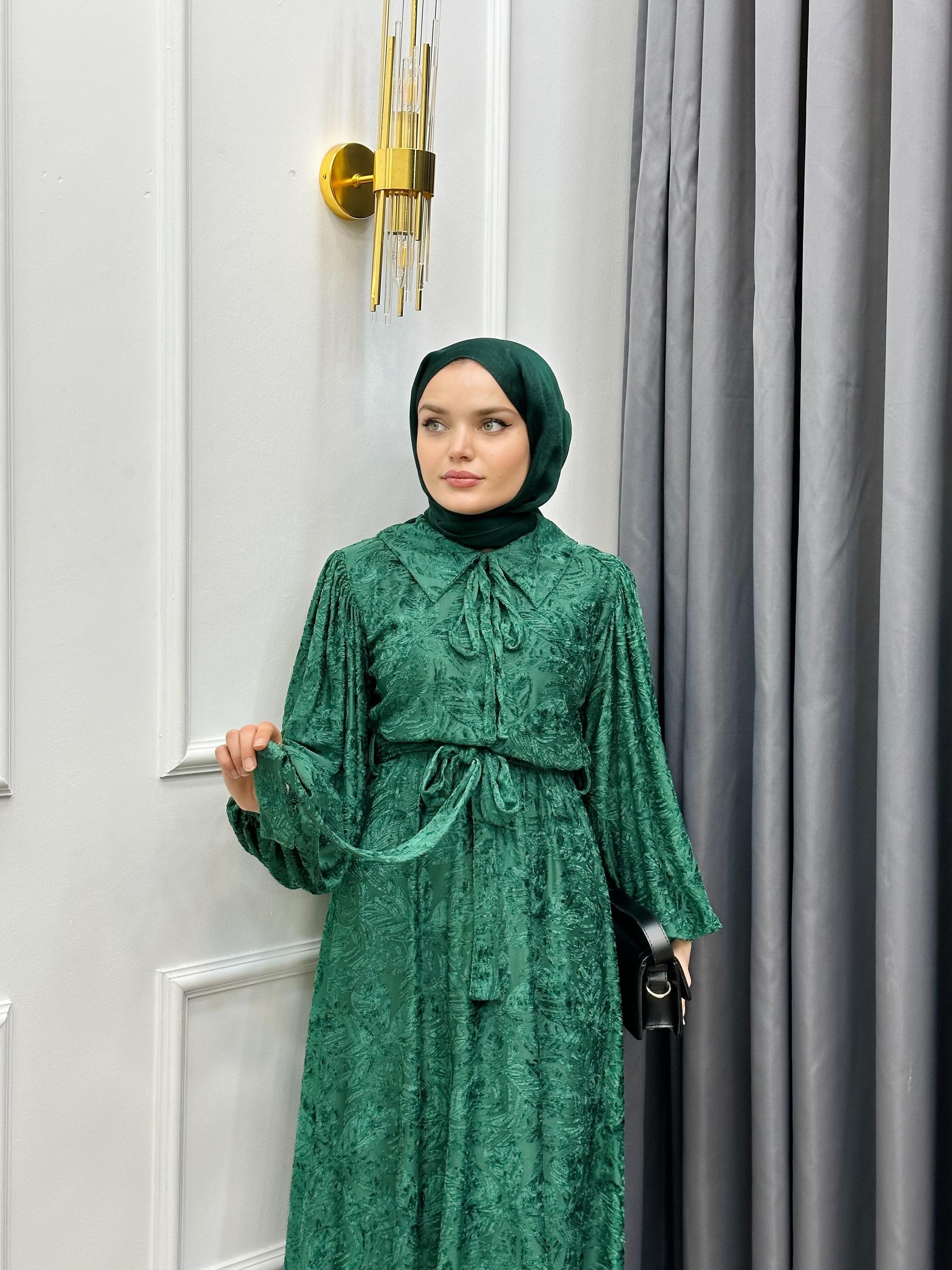 YAKA DETAYLI KADİFE ELBİSE ZÜMRÜT