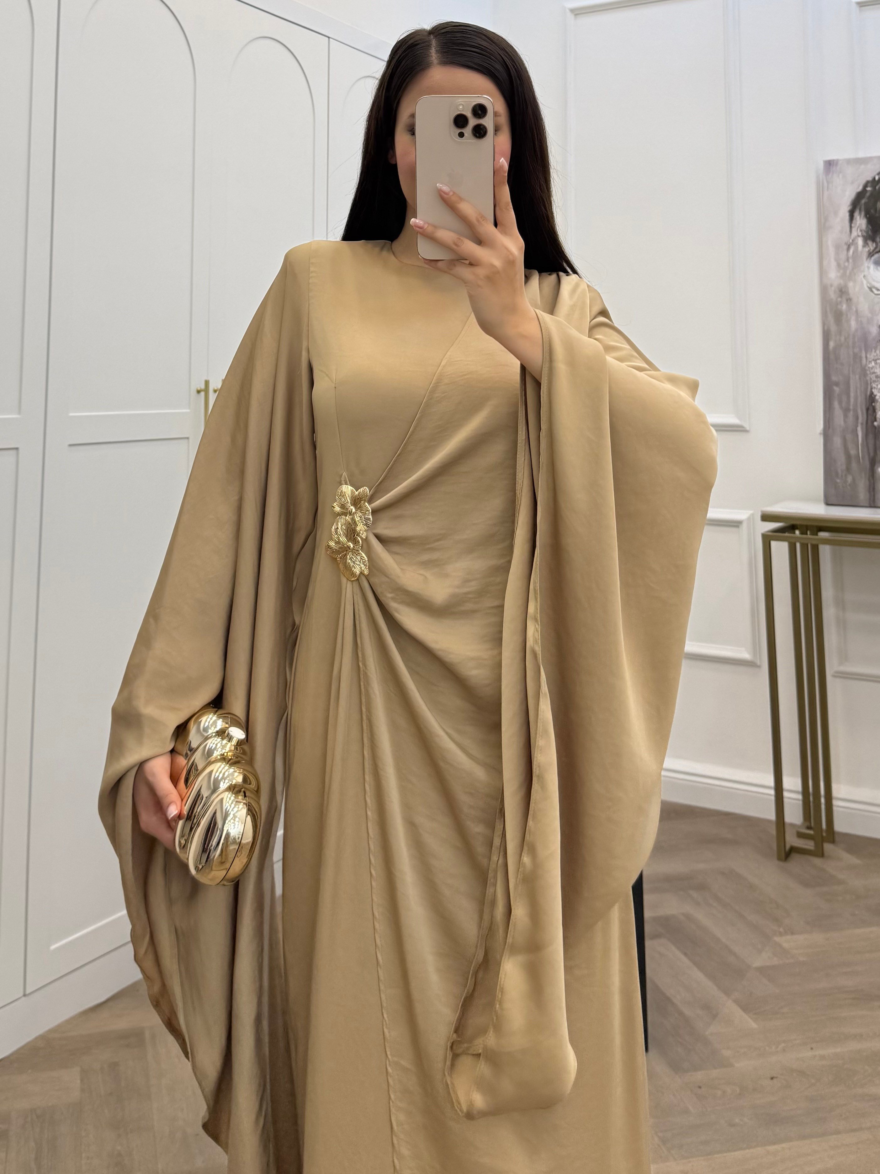 YARASA KOL GOLD TOKALI SATEN ELBİSE BEJ